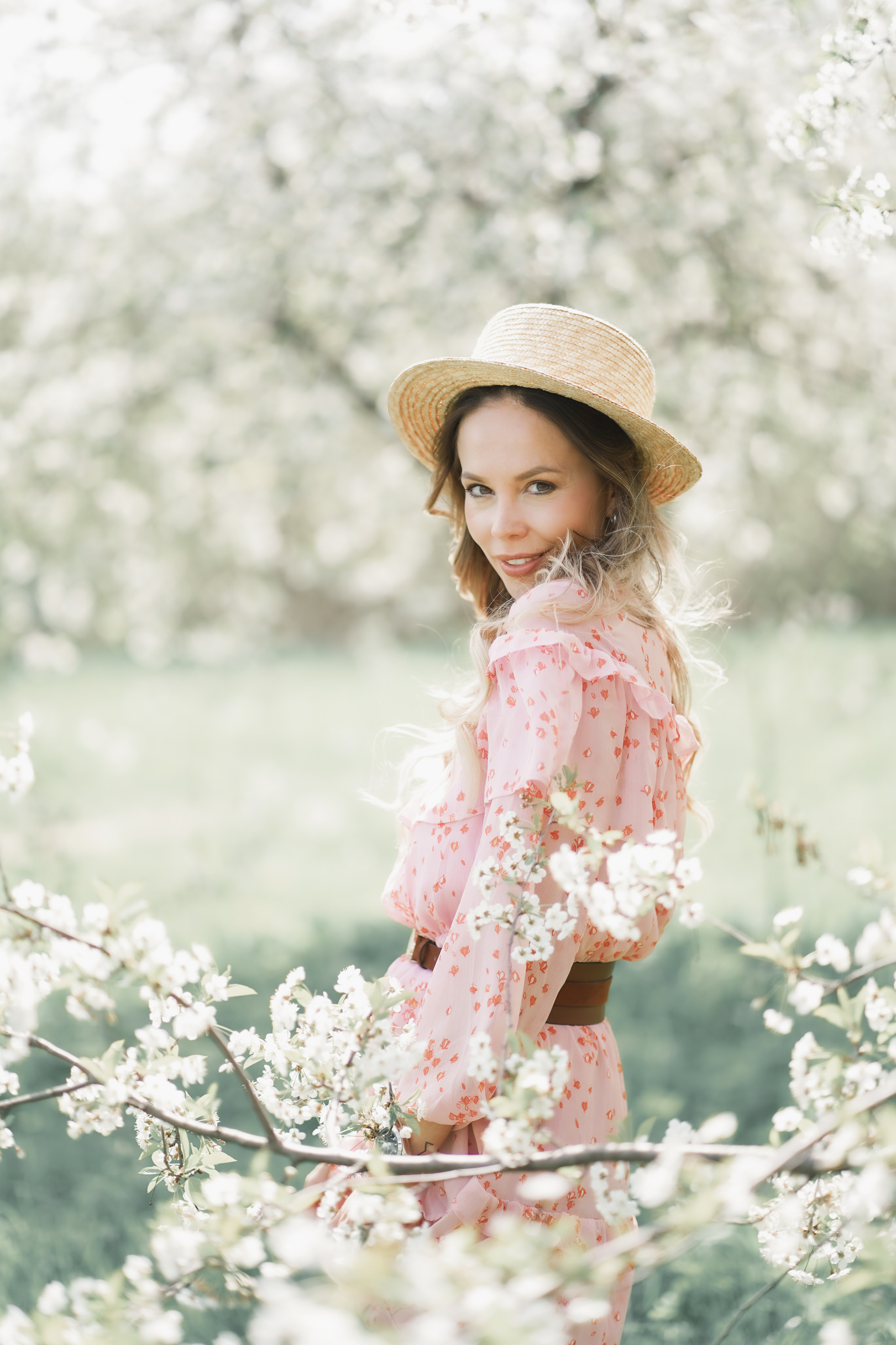 Фотосессия для несравненной Натали Неведровой в цветущих садах в Москве. Портретный фотограф в Москве, Московской области. Деловой портрет