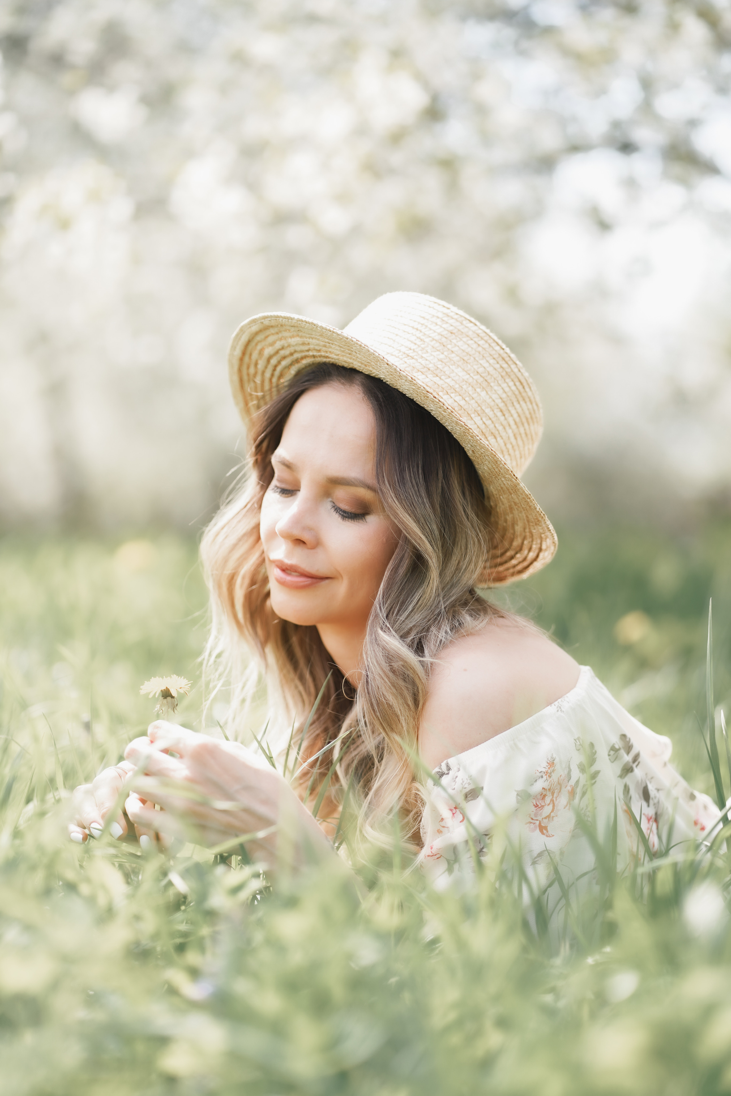 Фотосессия для несравненной Натали Неведровой в цветущих садах в Москве. Портретный фотограф в Москве, Московской области. Деловой портрет