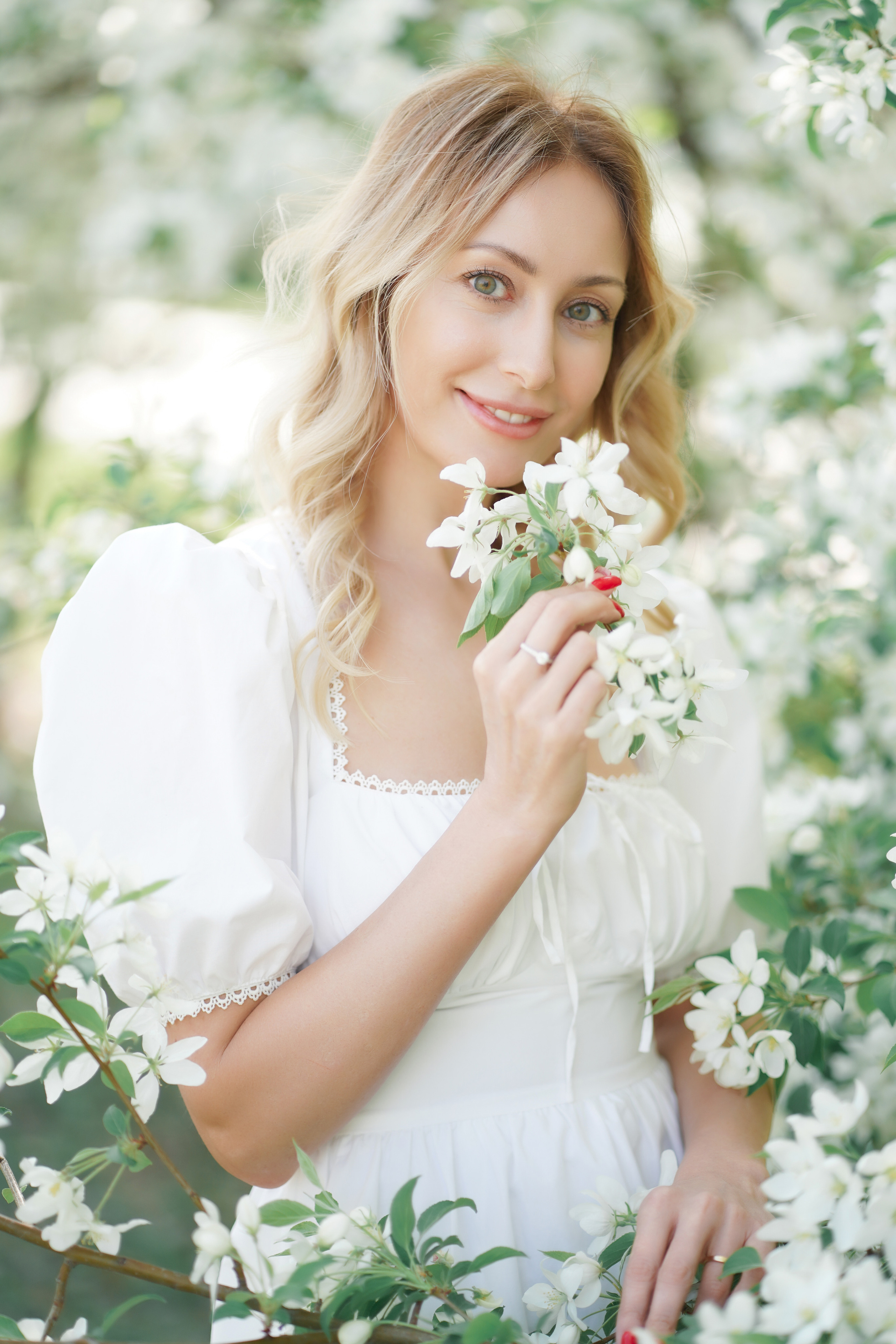 Фотосессия прекрасных девушек в цветущих яблонях!. Портретный фотограф в Москве, Московской области. Деловой портрет