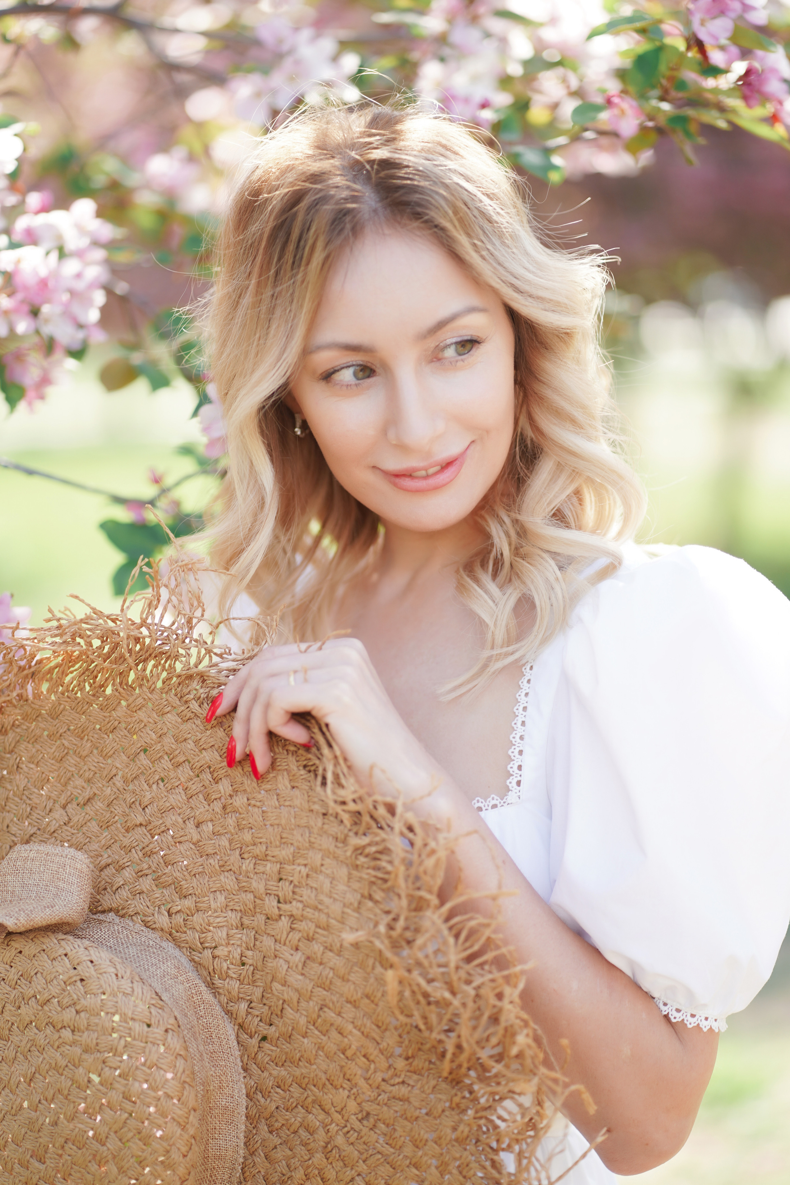 Фотосессия прекрасных девушек в цветущих яблонях!. Портретный фотограф в Москве, Московской области. Деловой портрет