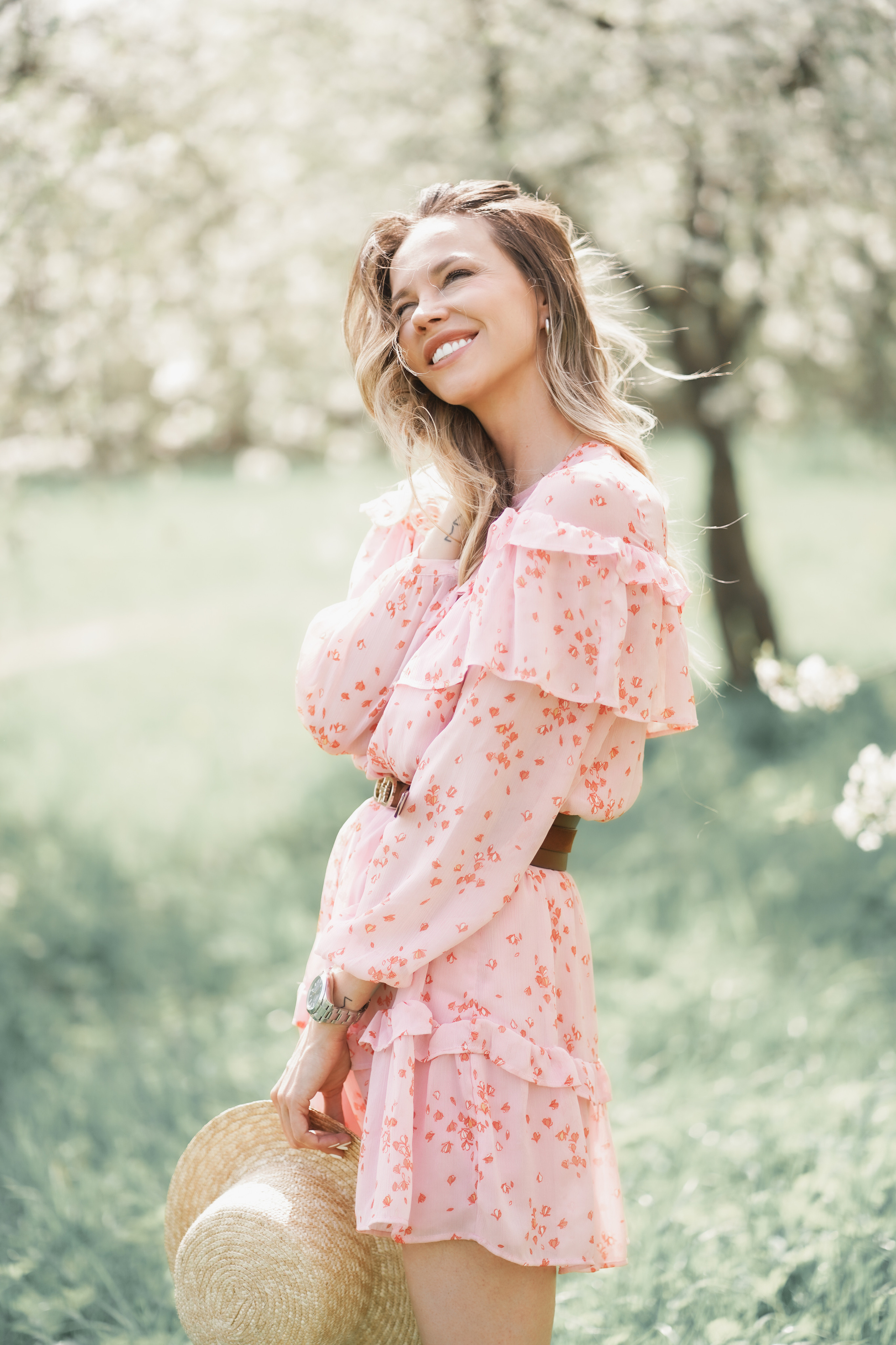 Фотосессия для несравненной Натали Неведровой в цветущих садах в Москве. Портретный фотограф в Москве, Московской области. Деловой портрет