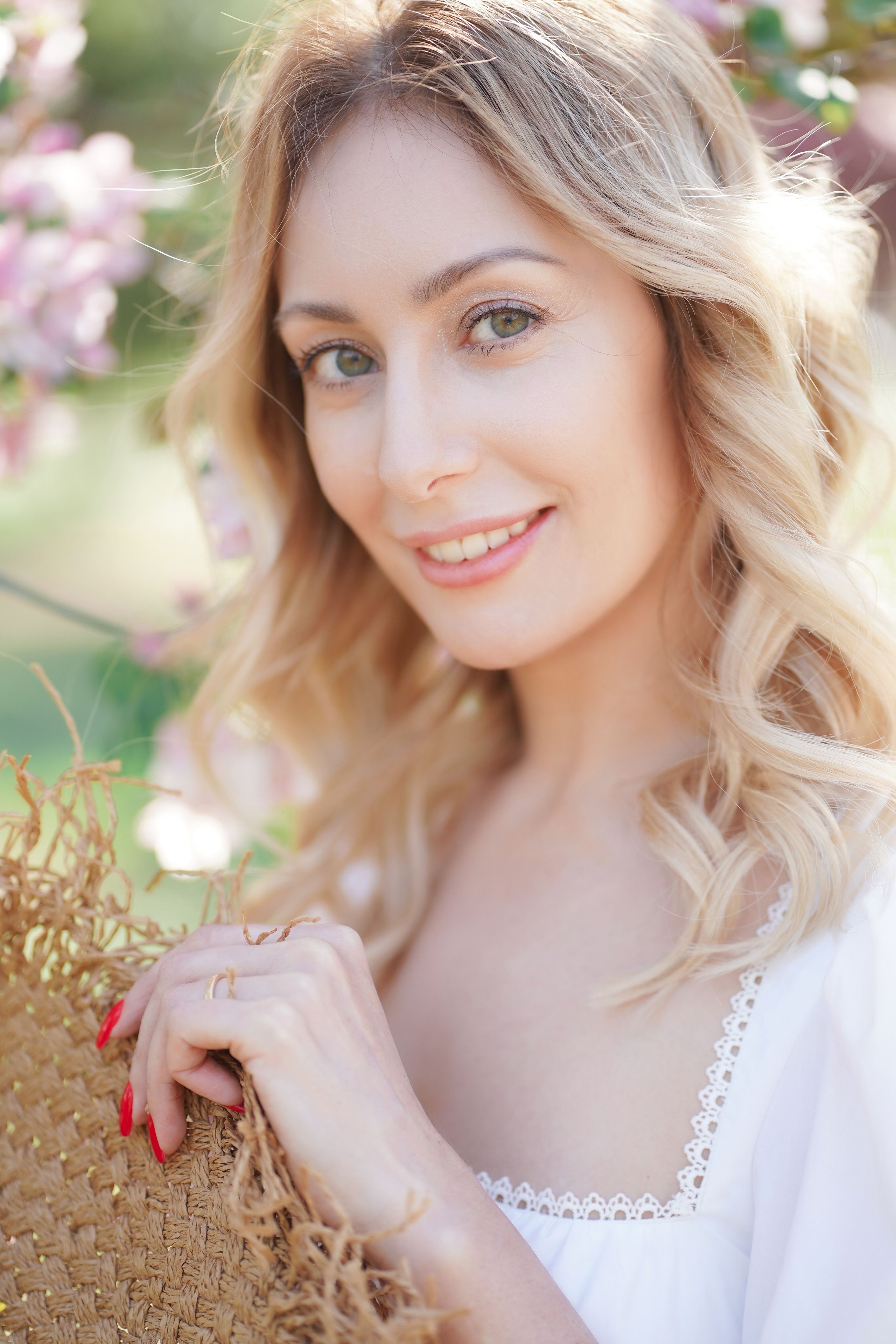 Фотосессия прекрасных девушек в цветущих яблонях!. Портретный фотограф в Москве, Московской области. Деловой портрет