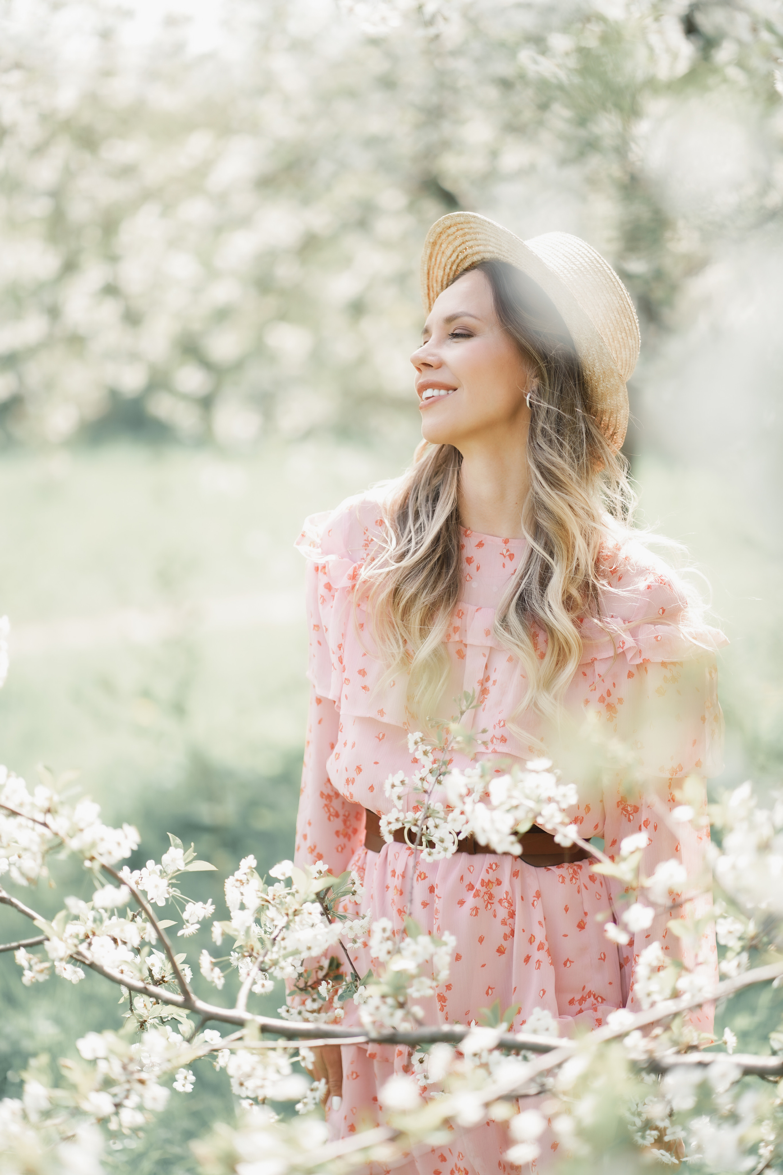 Фотосессия для несравненной Натали Неведровой в цветущих садах в Москве. Портретный фотограф в Москве, Московской области. Деловой портрет