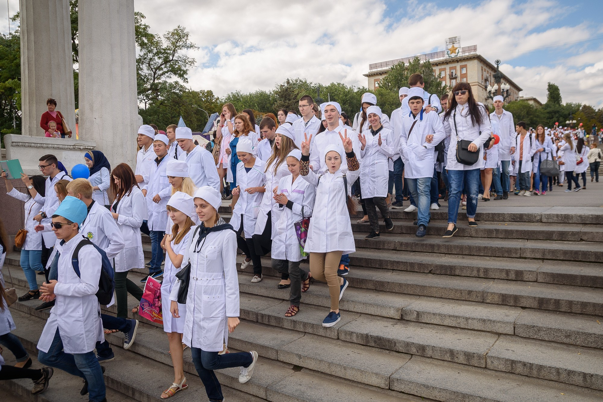 Студенты идут по ступеням набережной Волгограда