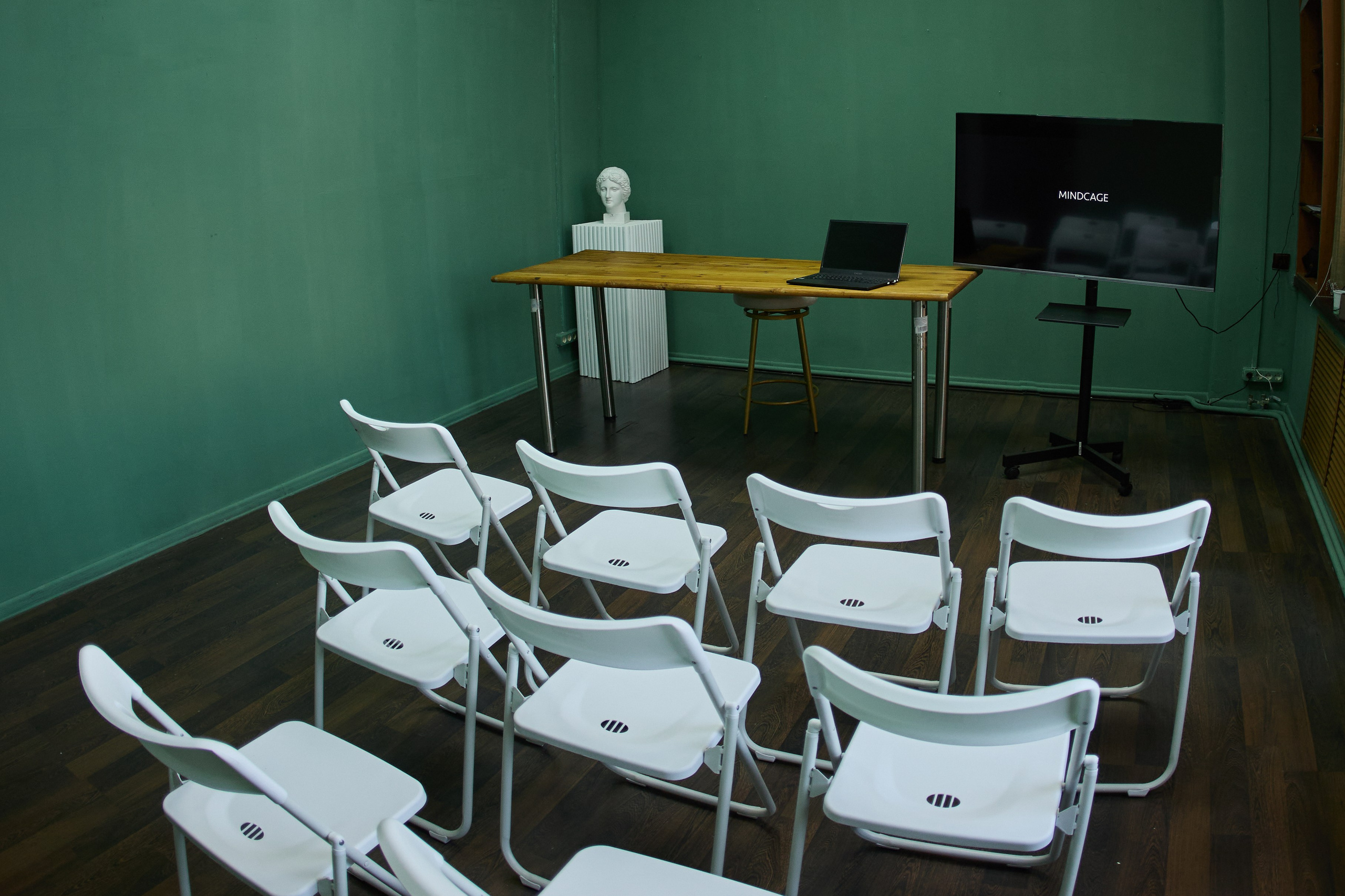 Зал Roomy «класс». Фотостудия Roomy в Краснодаре | Семейные и детские съёмки дней рождения от 1 до 5 лет, аренда зала фотостудии