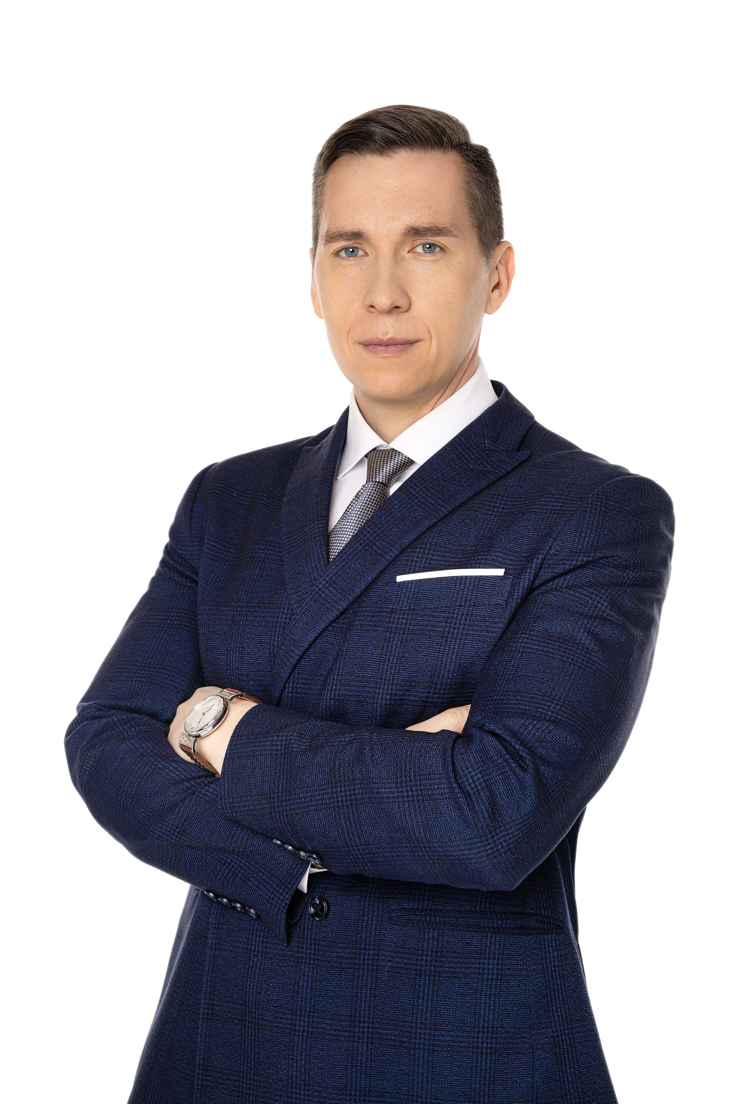 Бизнес-портрет мужчины в синем костюме на белом фоне