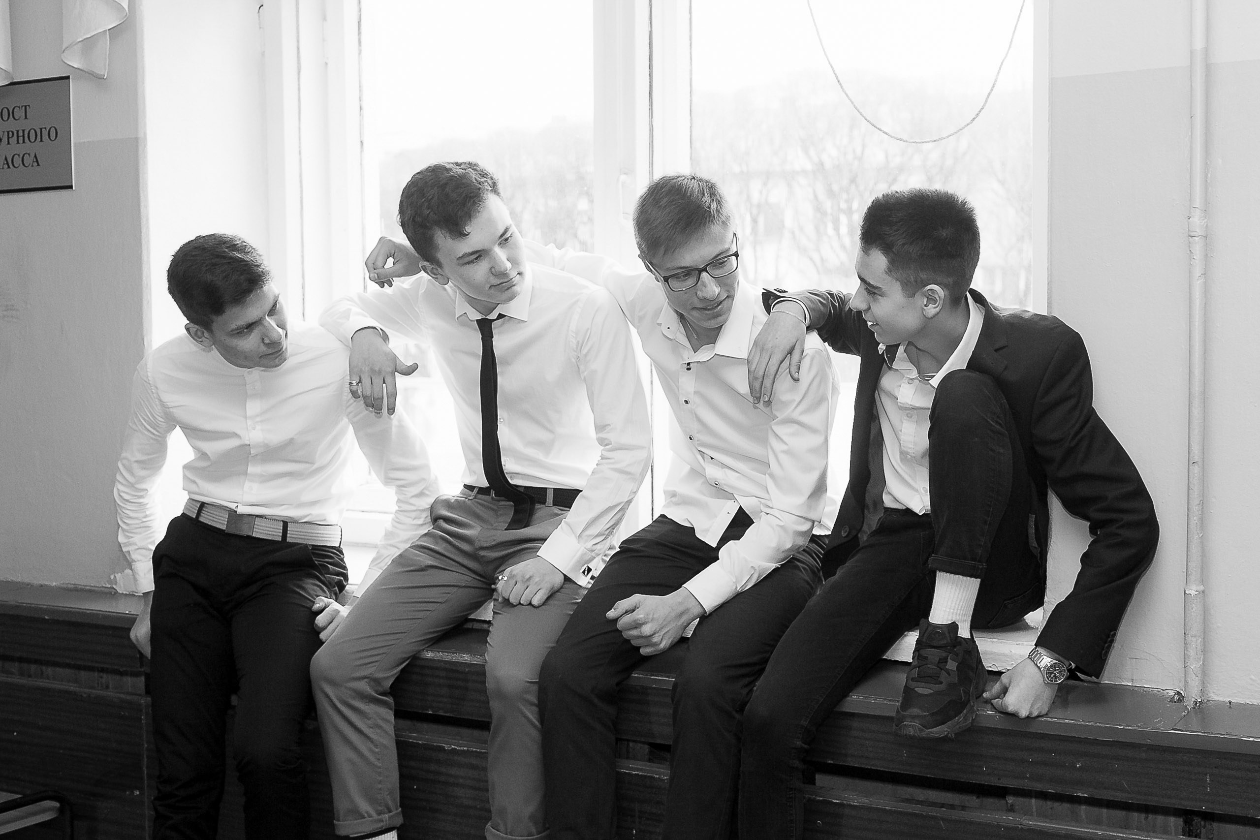 Постановочная групповая фотография одноклассников в выпускной фотокниге «Классика»