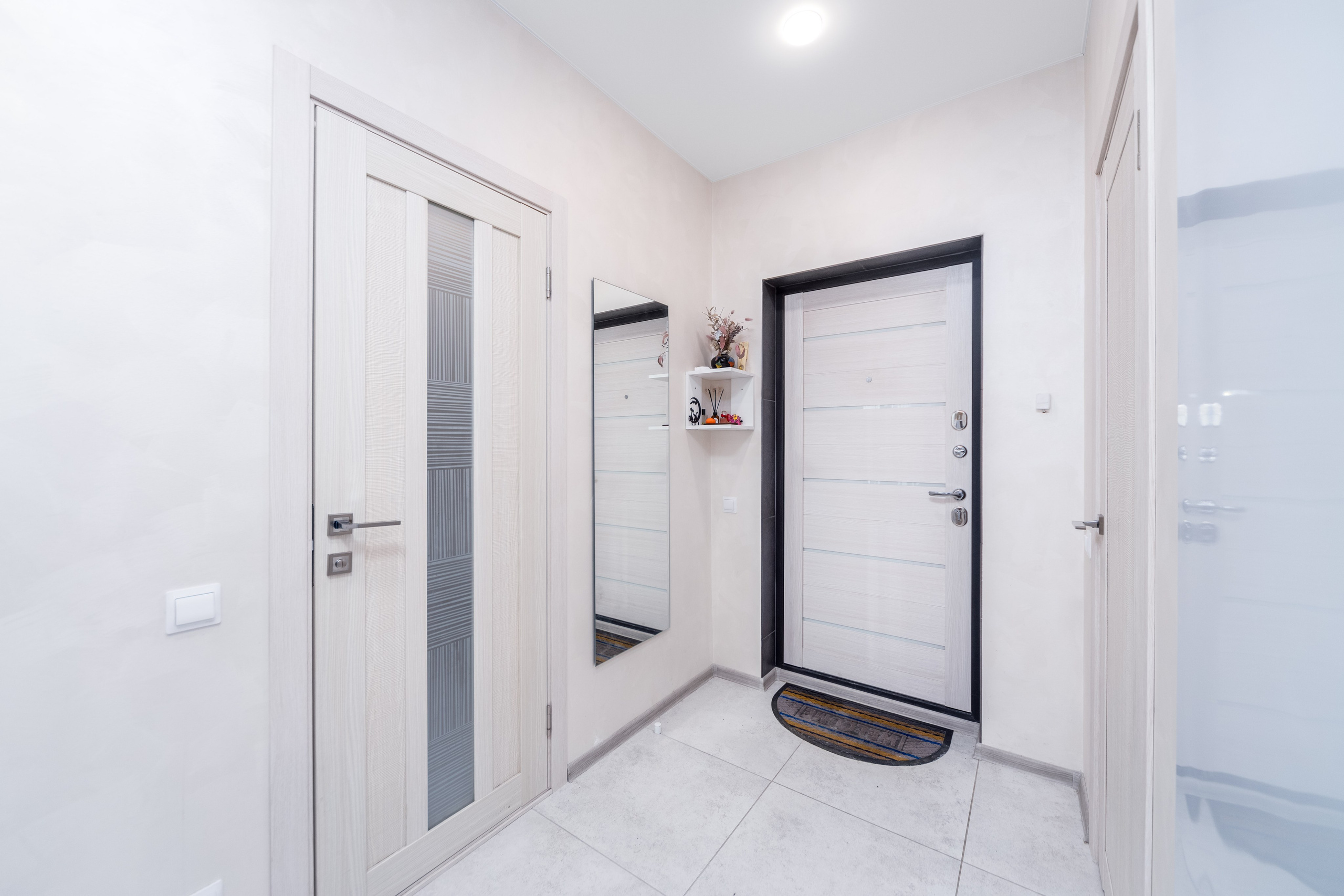 Интерьер макияжной зоны в прихожей в двухкомнатной квартире