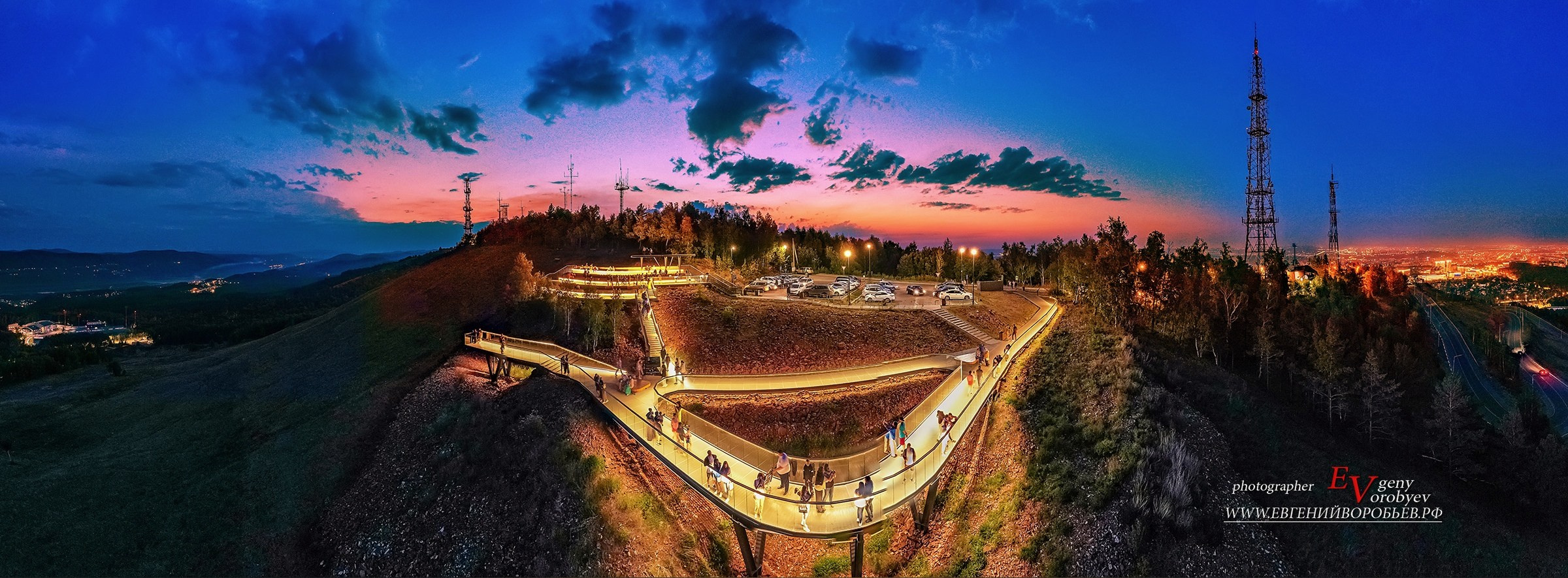 Смотровая площадка на Николаевской сопке самый высокий флаг России экскурсии Красноярск индивидуальный тур фото интересные места что посмотреть куда сходить что посетить достопримечательности Красноярска фототур фотосессия аренда кабриолета аренда микроавтобуса трансфер цена заказать экскурсию программа маршрут смотровые площадки видовые красивые места Национальный парк заповедник Столбы Дивногорск Красноярская ГЭС путешествие туристический маршрут место силы Часовня Параскевы Пятницы Коммунальный мост остров Татышев Бобровый лог Николаевская сопка набережная Енисея село Овсянка музей Астафьева Караульная гора Виноградовский мост гид экскурсовод индивидуальная экскурсия фотосъемка виды на Енисей фанпарк Бобровый лог парк флоры и фауны Роев ручей Торгашинский хребет скала Такмак вантовый мост куда сходить цены расписание заказать онлайн экскурсионное обслуживание трансфер на комфортабельном автобусе