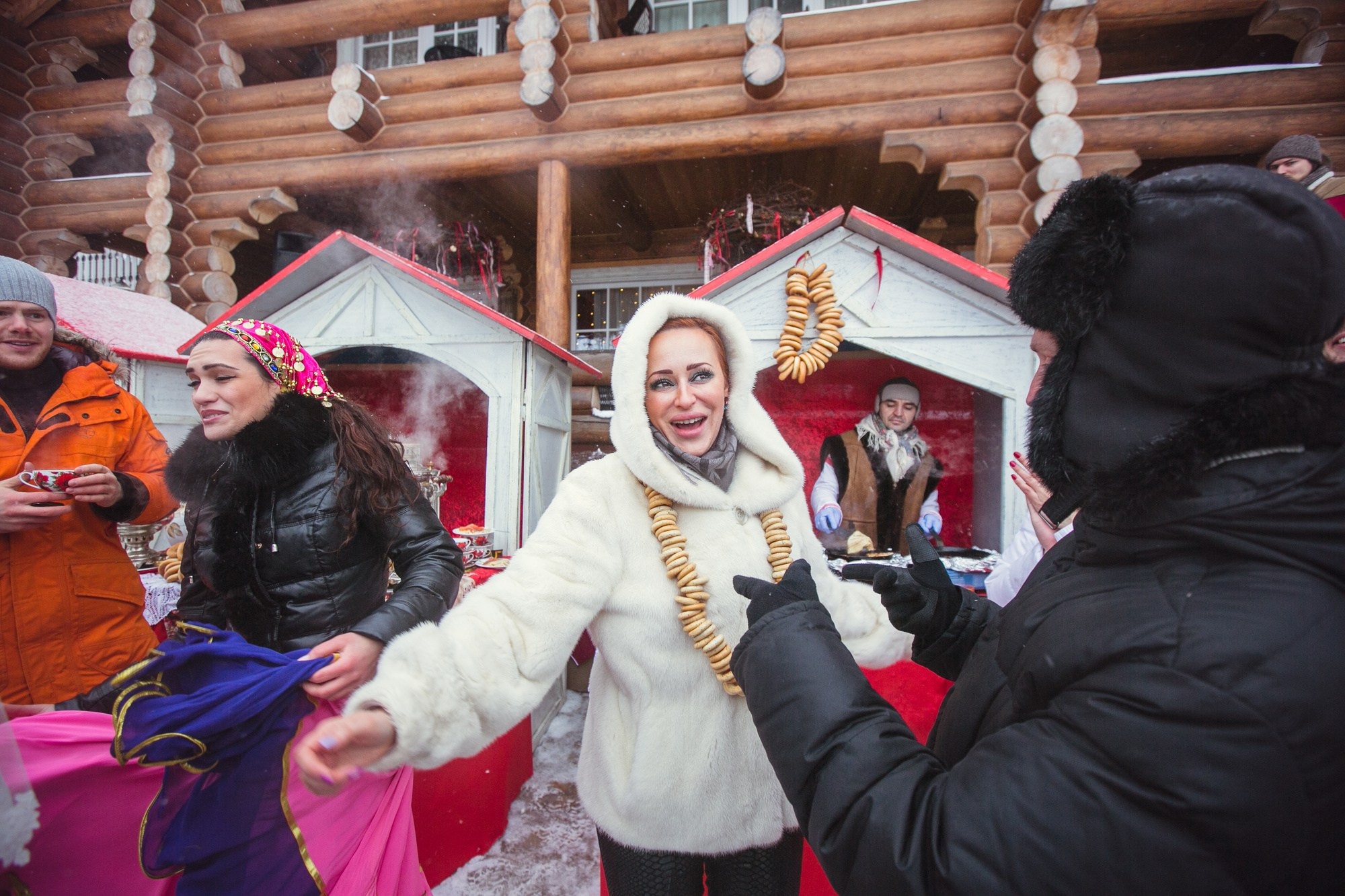 Зимняя свадьба в русских традициях. Семейный, портретный и свадебный фотограф в Санкт-Петербурге и Москве