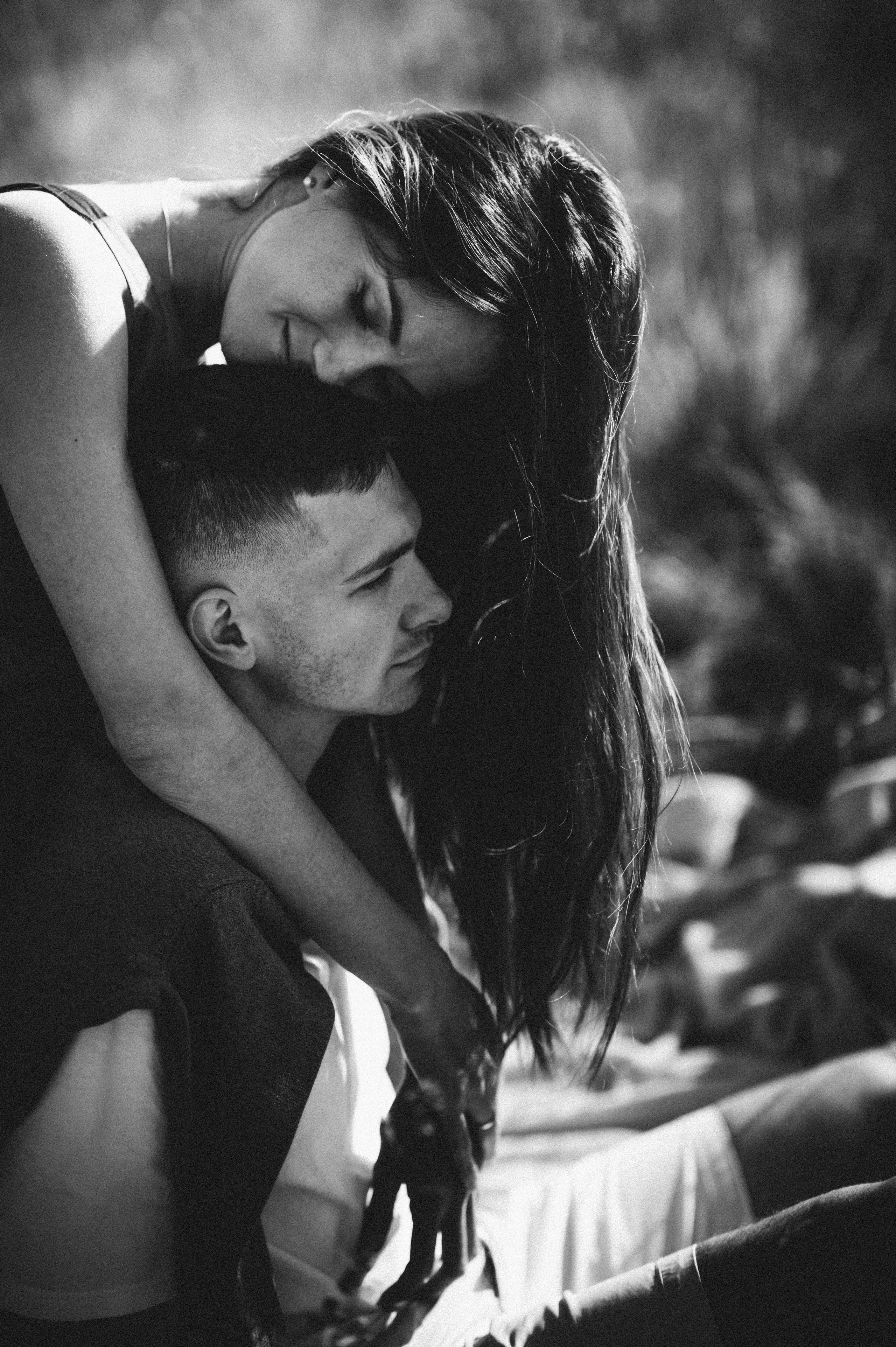 Черно-белая фотография девушка обнимает парня