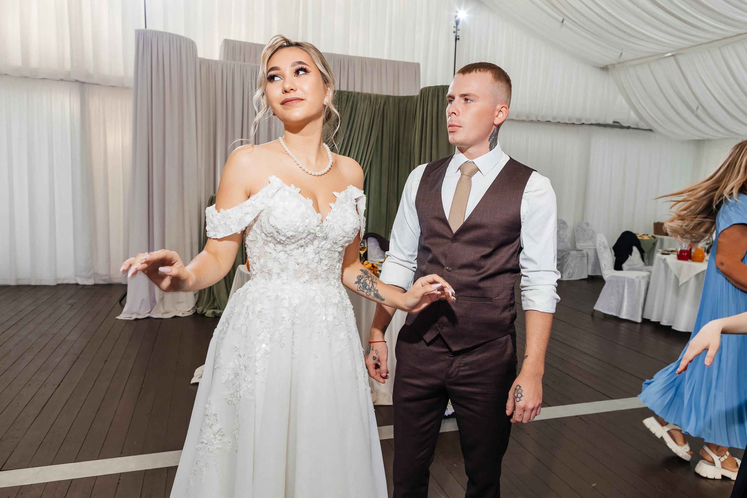 Красивая летняя свадьба в шатре. Олег Сверчков | Свадебный фотограф Вологда