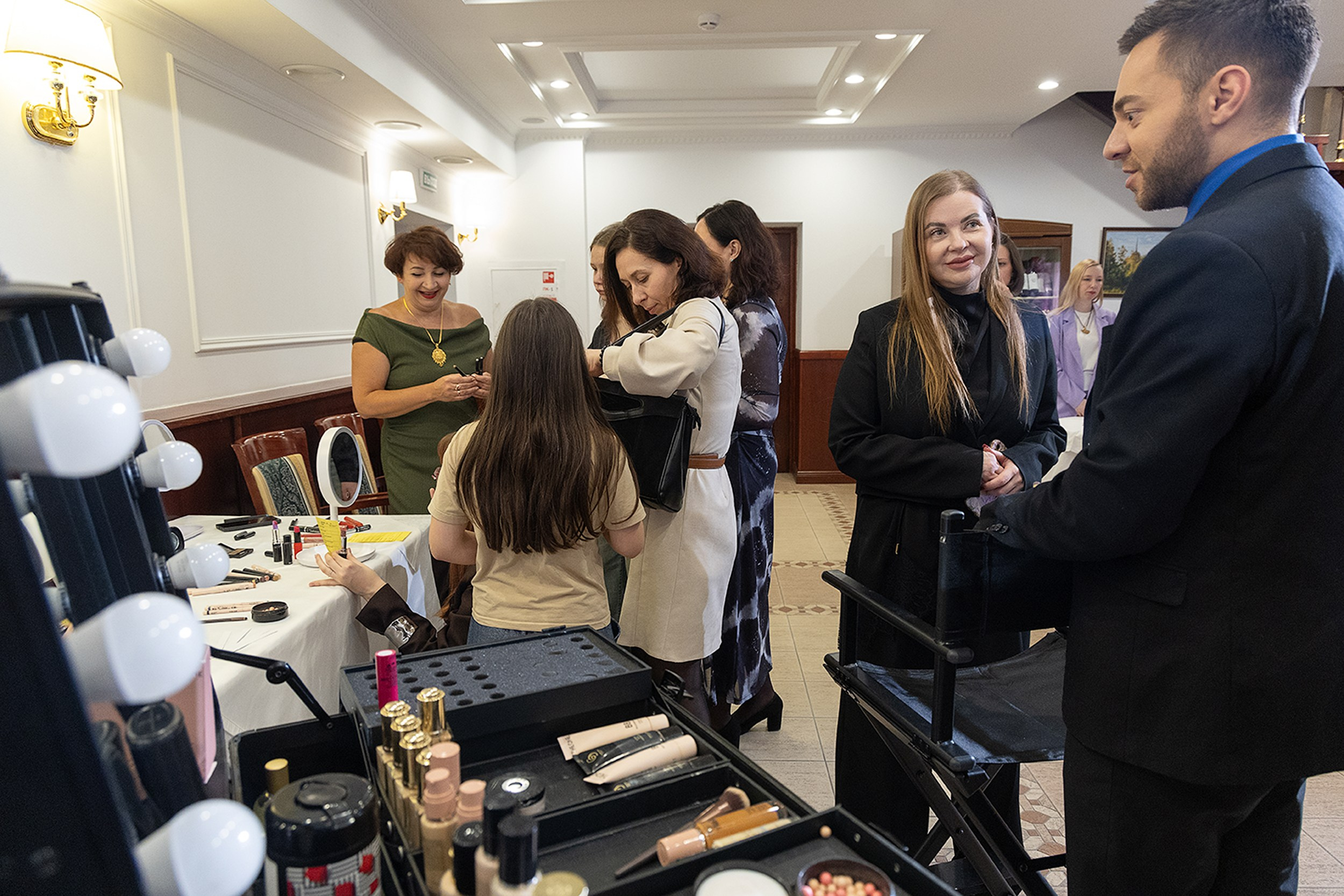 Постановочная фотосъемка у банера на мероприятии