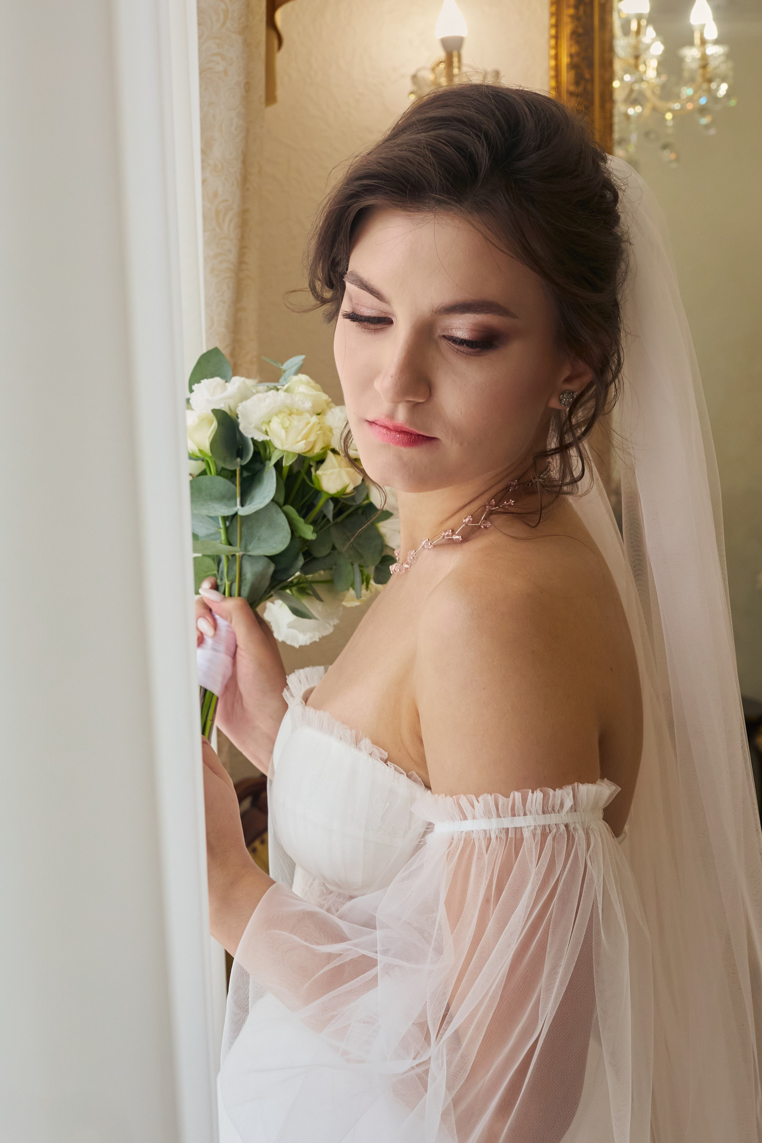 Фотограф в Москве. Свадьба. Невеста в ЗАГСе. Букет невесты. Невеста стоит у окна.