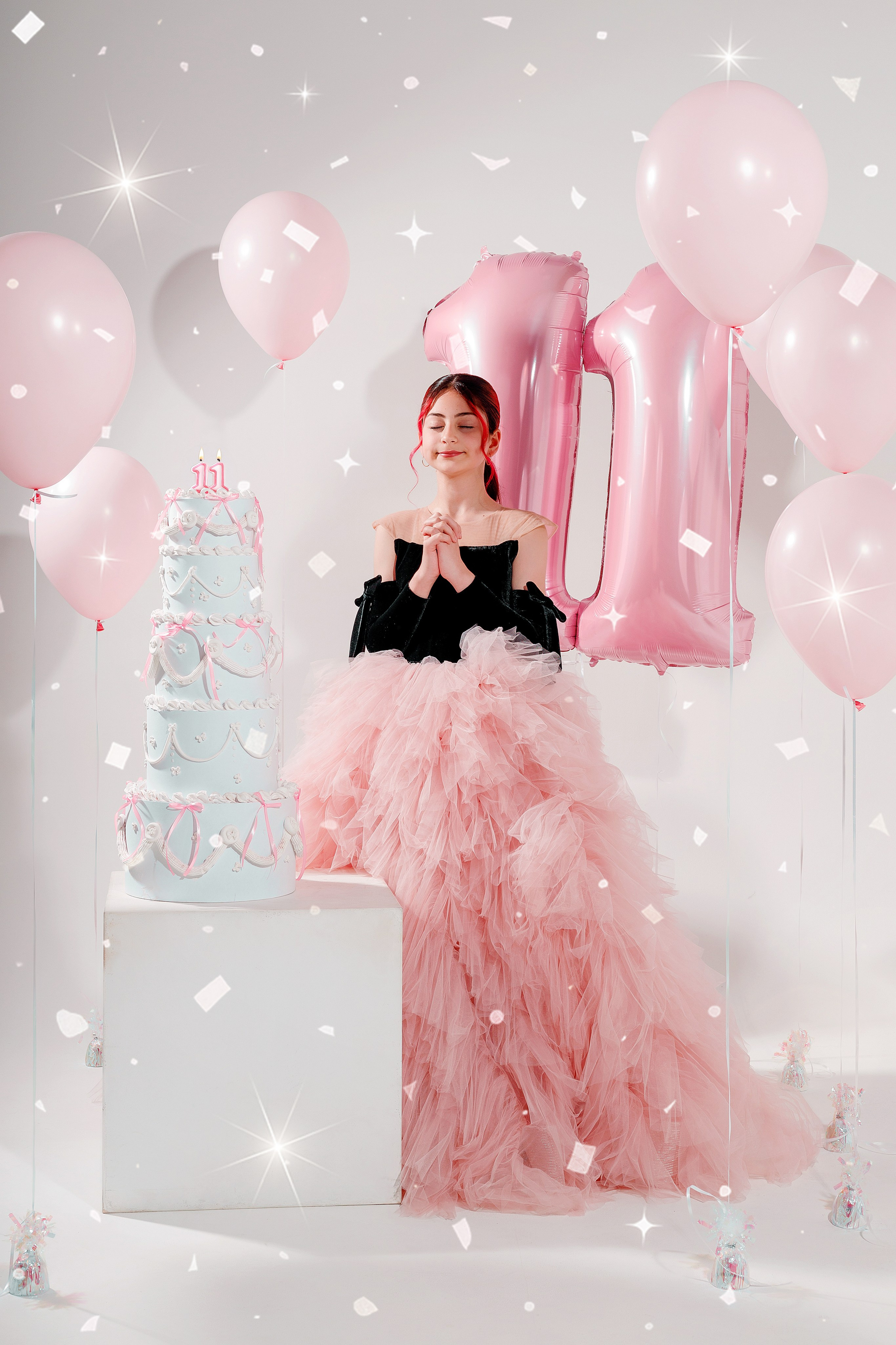 Портрет 11-летней Каролины с гелиевыми розовыми шариками