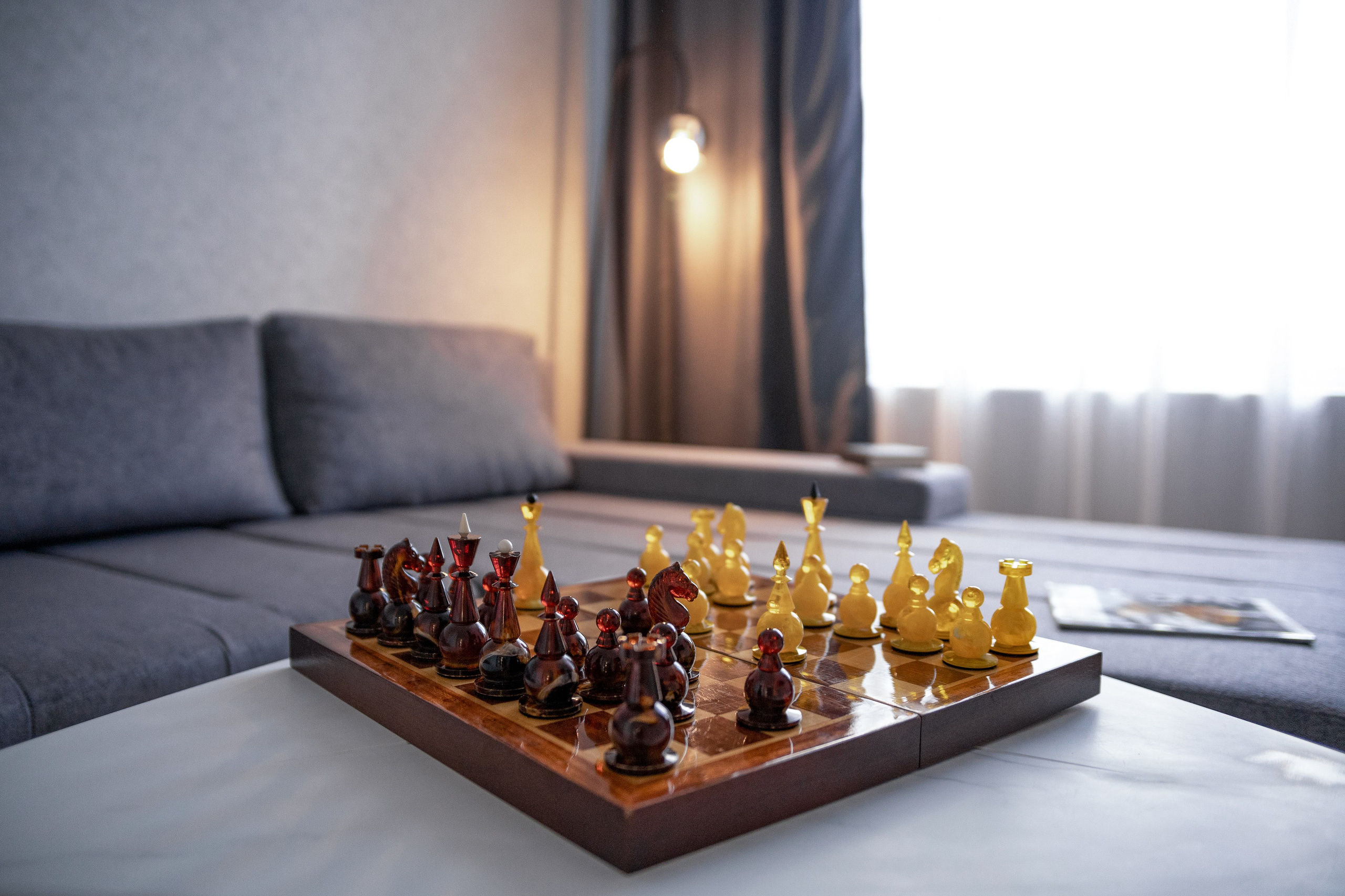 шахматы из янтаря