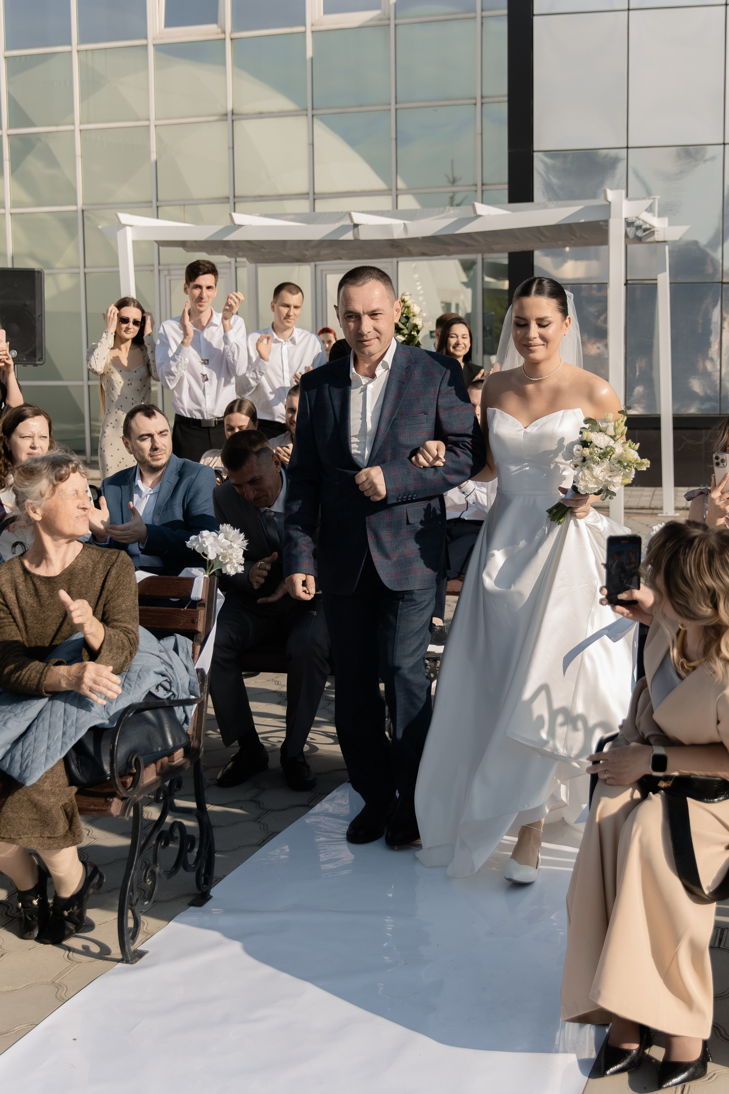 Я создаю профессиональные фотографии, которые сохраняют эмоции, детали и атмосферу вашего праздника. Свадебный фотограф во Владивостоке