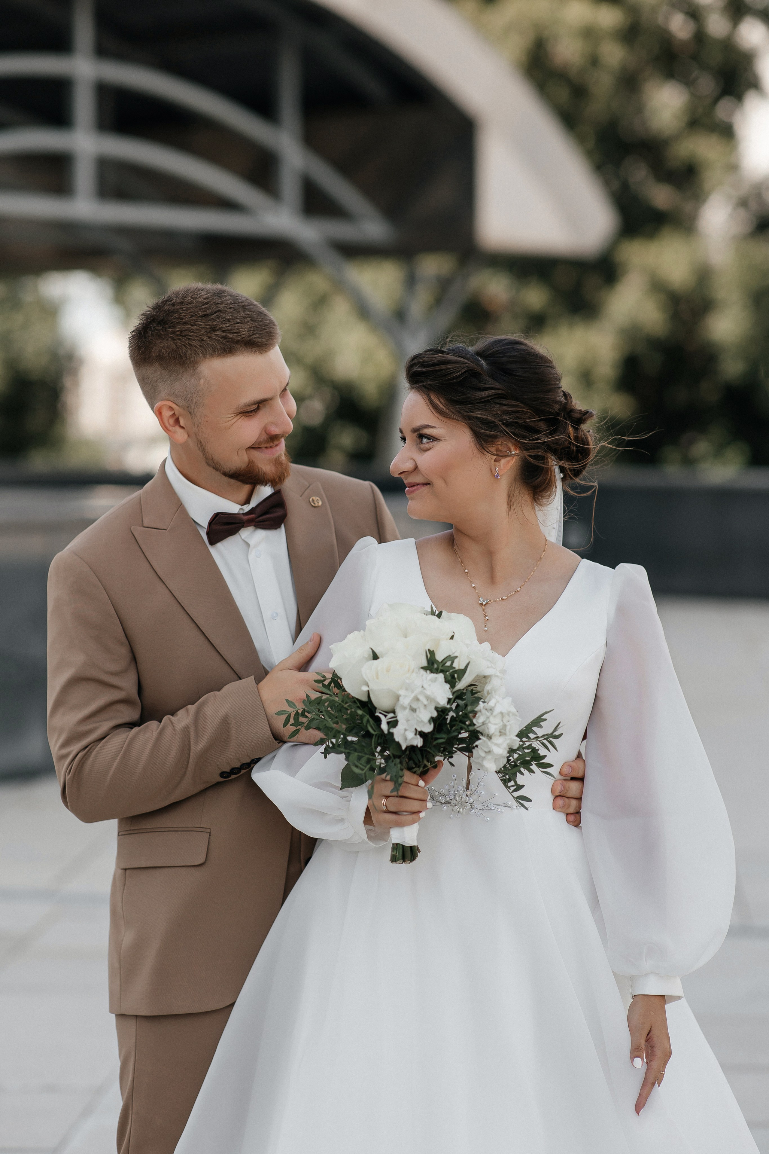 Свадебная фотосессия у Дома Музыки. Свадебный фотограф в Москве Дарья Олендарёва