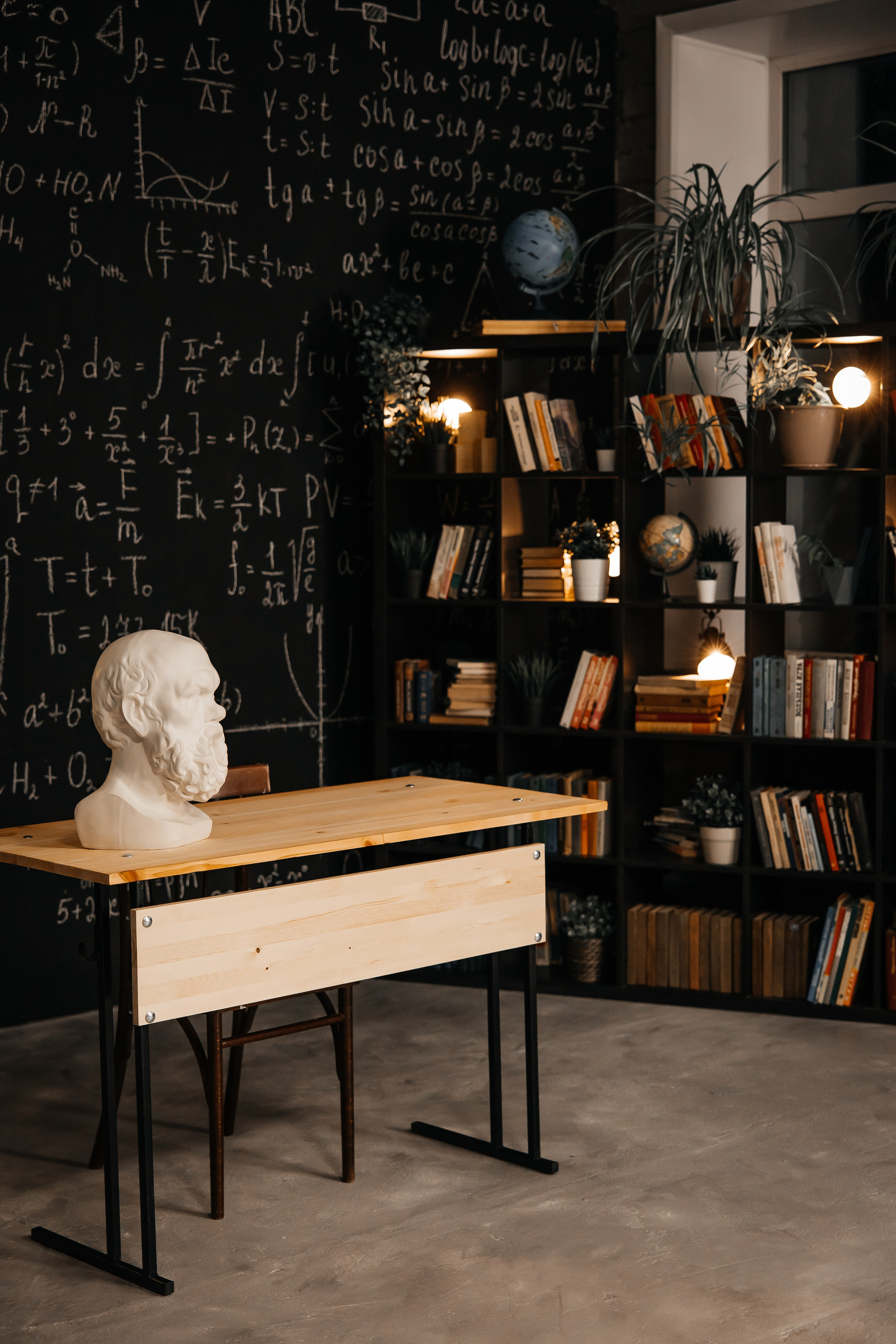 Школьный зал. Фотостудия 220 — первая в Чите фотостудия, предназначенная для работы