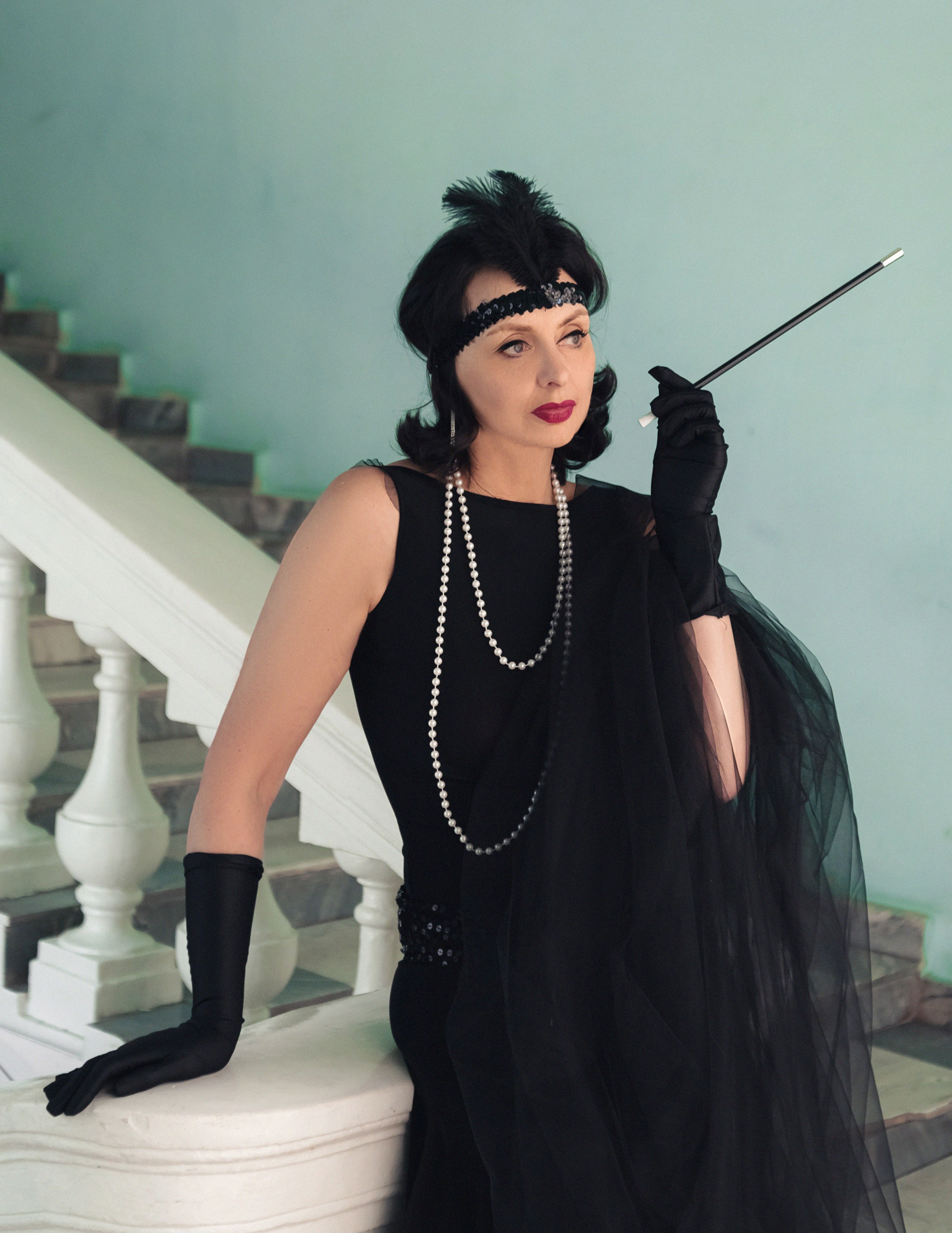 Девушка в стиле ретро, винтаж, Гэтсби на лестнице курит.