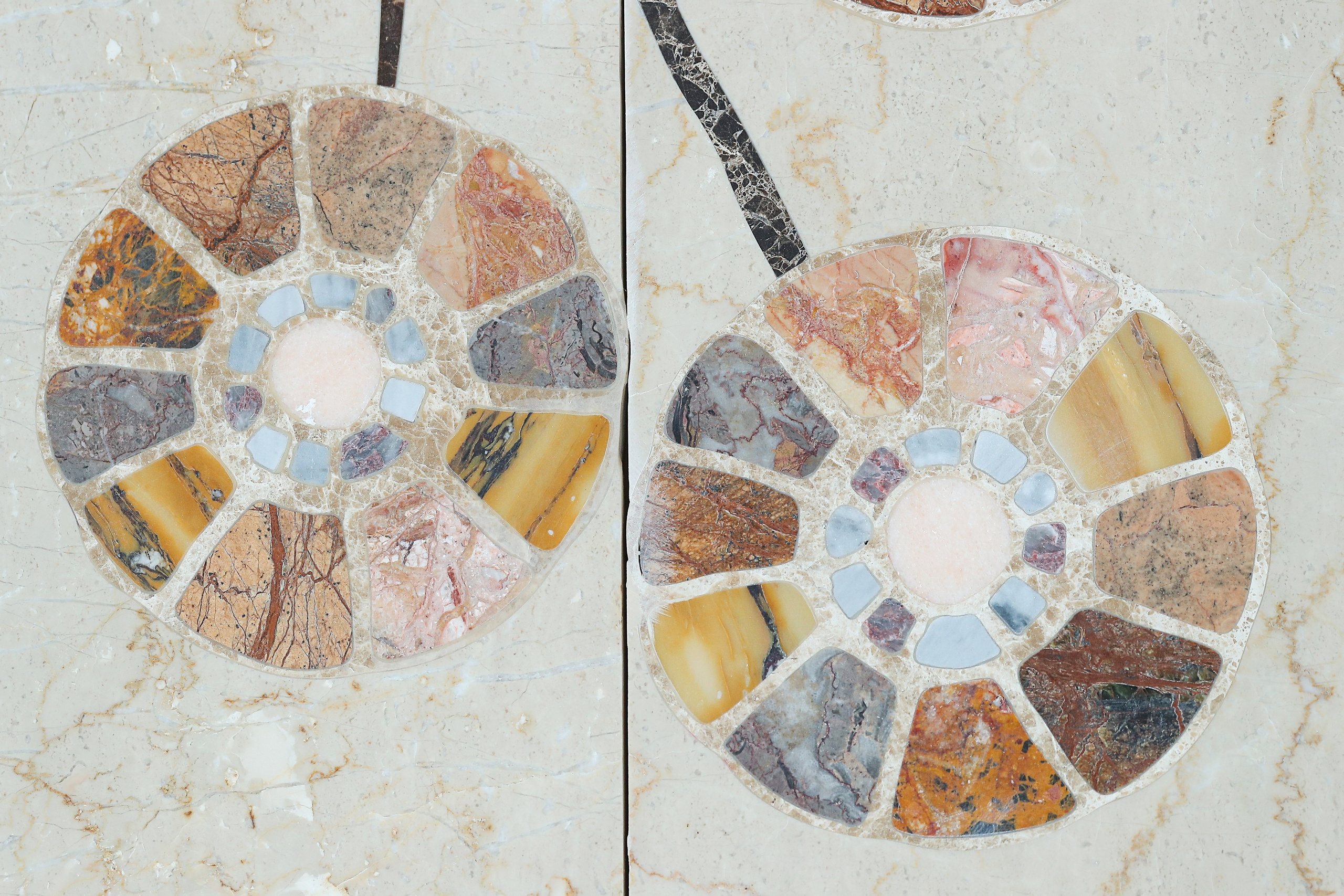 Напольное покрытие из натурального камня.