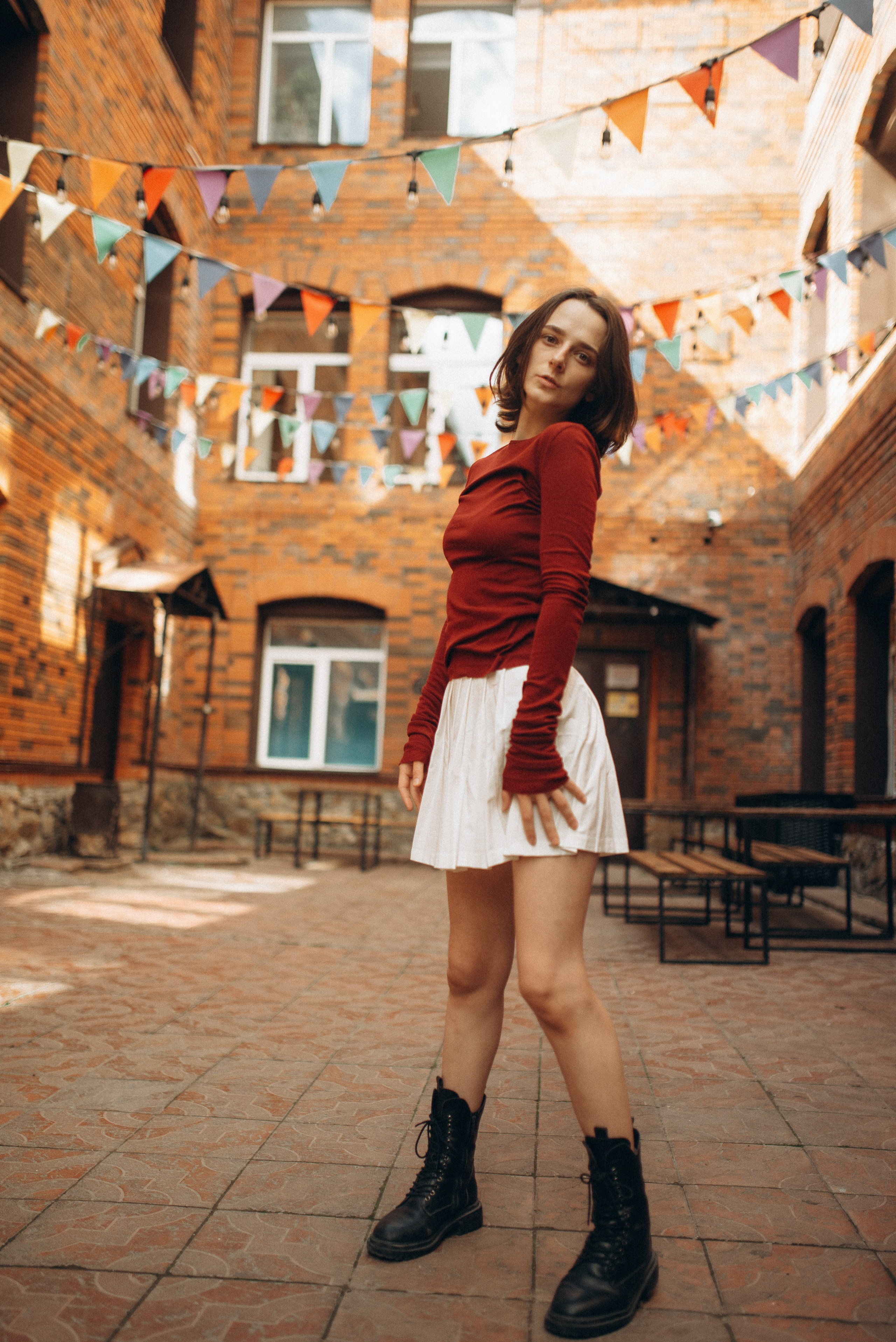 Женский портрет в красной водолазке и белой юбке, контрастное фото на фоне кирпичной кладки и металлических конструкций. Фотосессия в Новосибирске. 4.