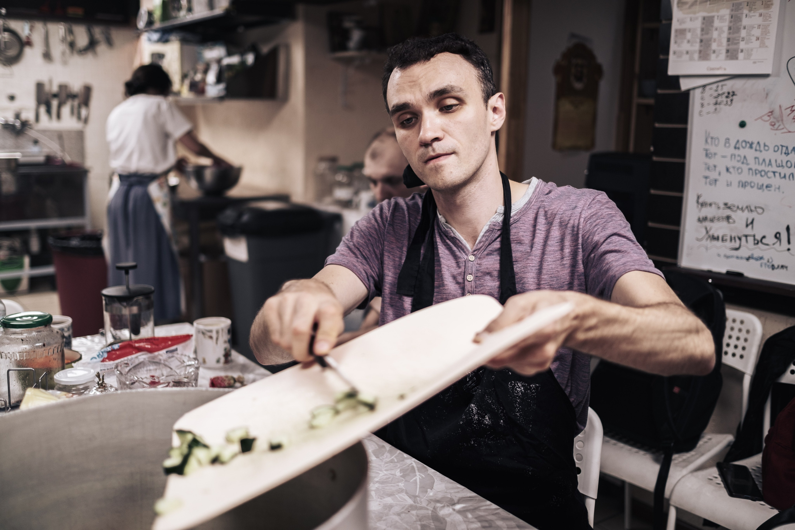 Готовка для бездомных и кормление их в Москве. Фотограф в Москве Максим Скоробогатов