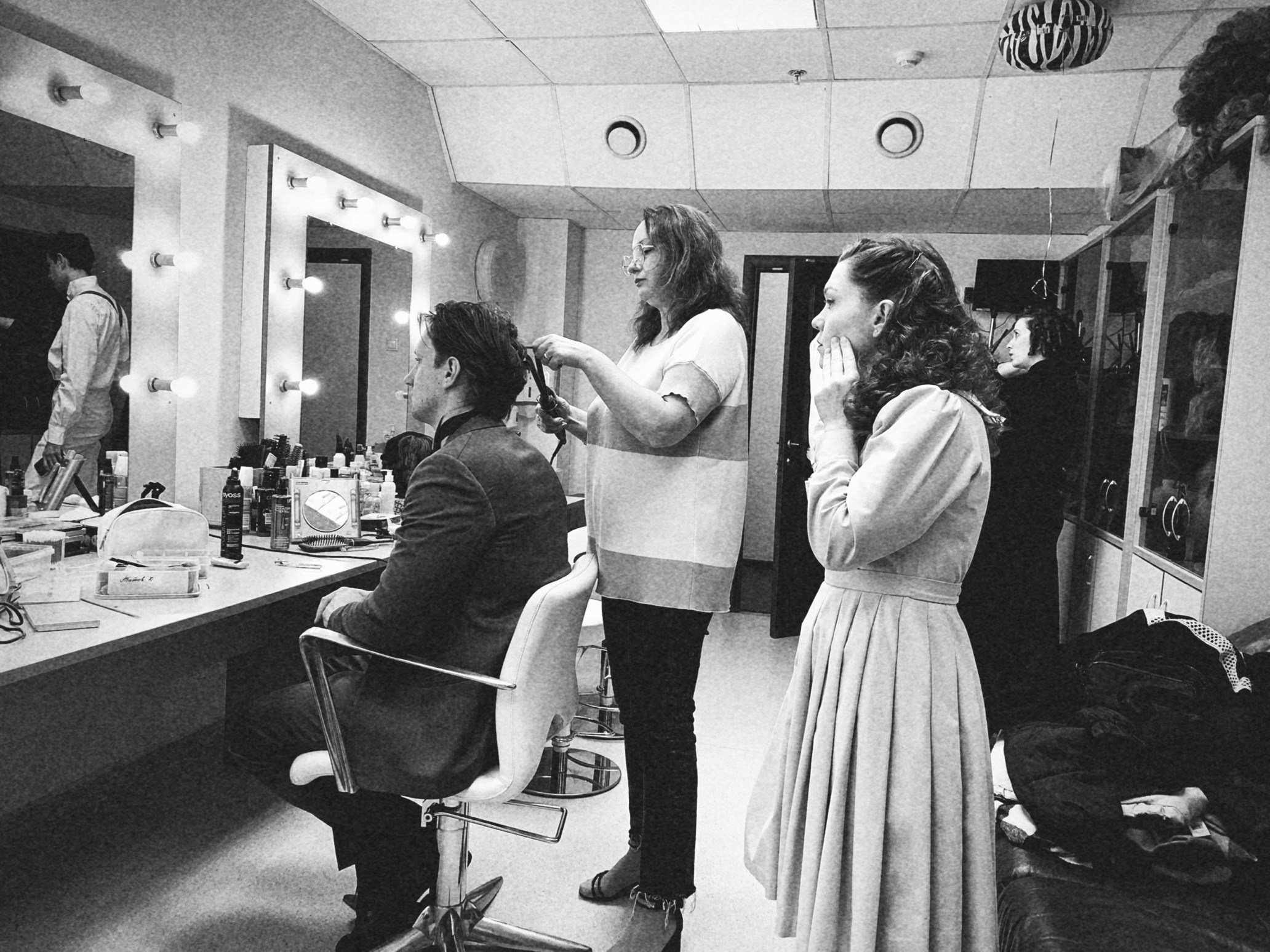 Фотосерия о магии театра и трансформации актёра: грим, костюмы, эмоции и визуальные метаморфозы на пути к сценическому образу. На фото — актёры Театра Стаса Намина и Мастерской Петра Фоменко. Фотограф: Ожерельев Лев