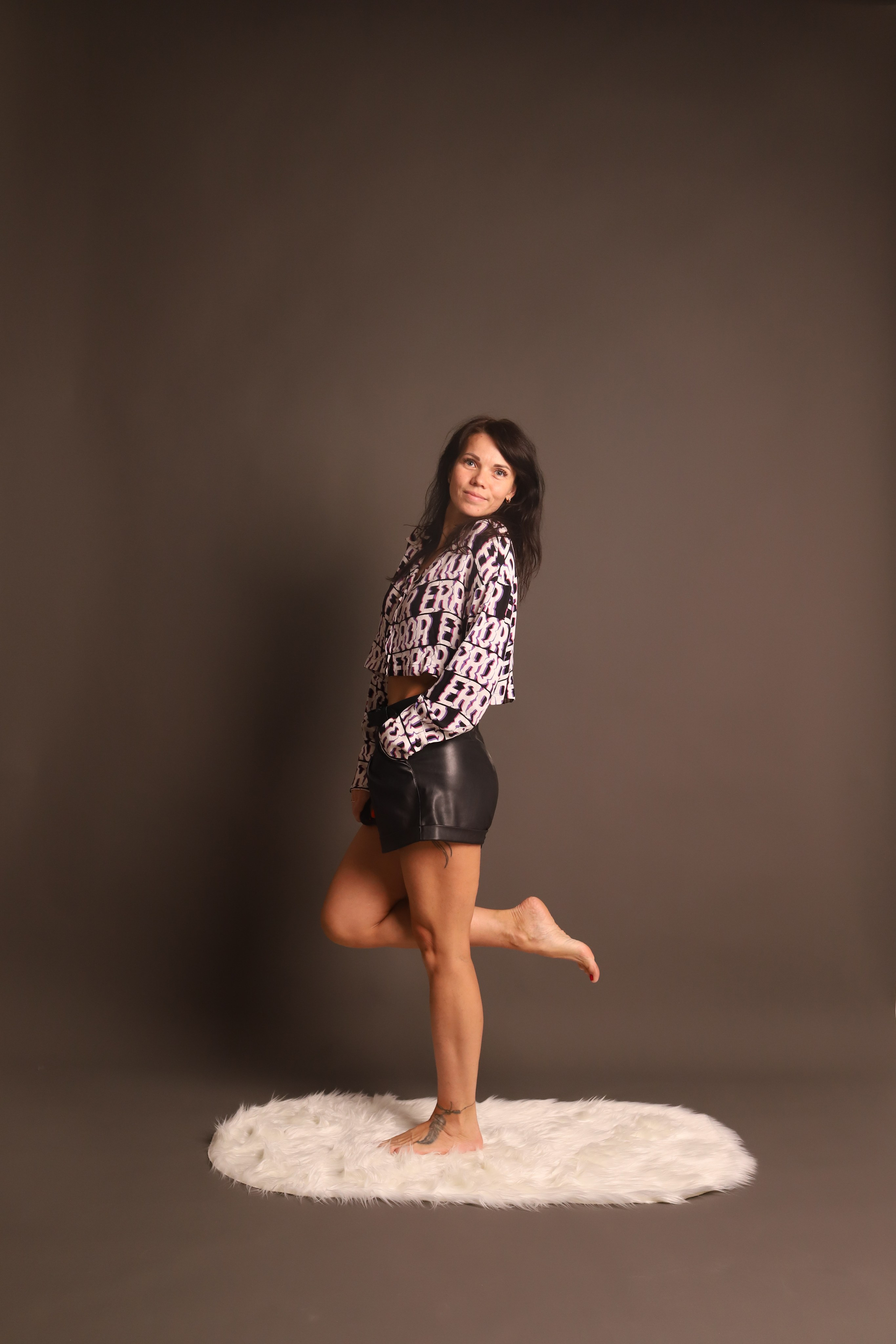 Темно-серый фон. Фотостудия самообслуживания. Студия без фотографа в Твери