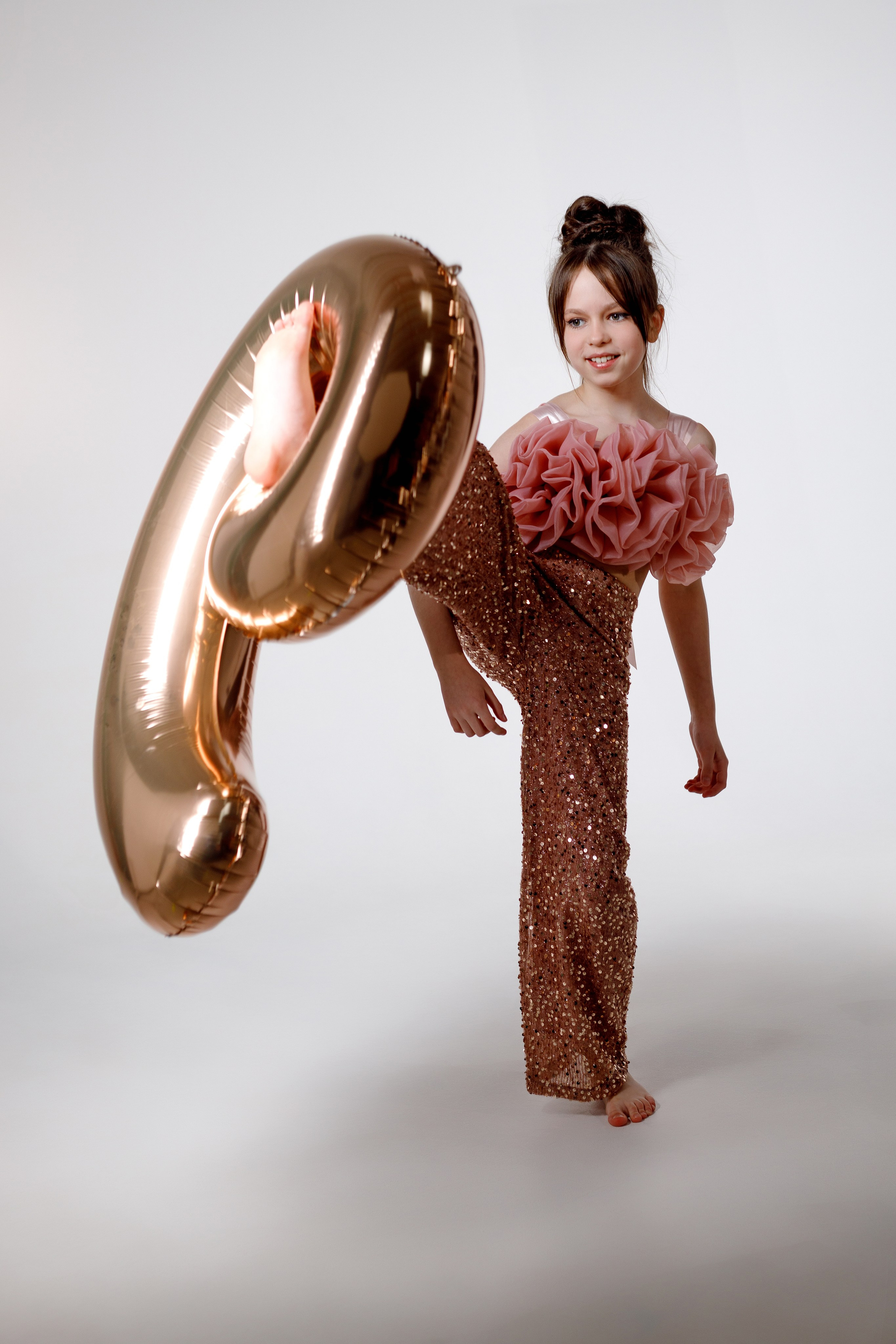 Девочка бьёт по шару приём карате