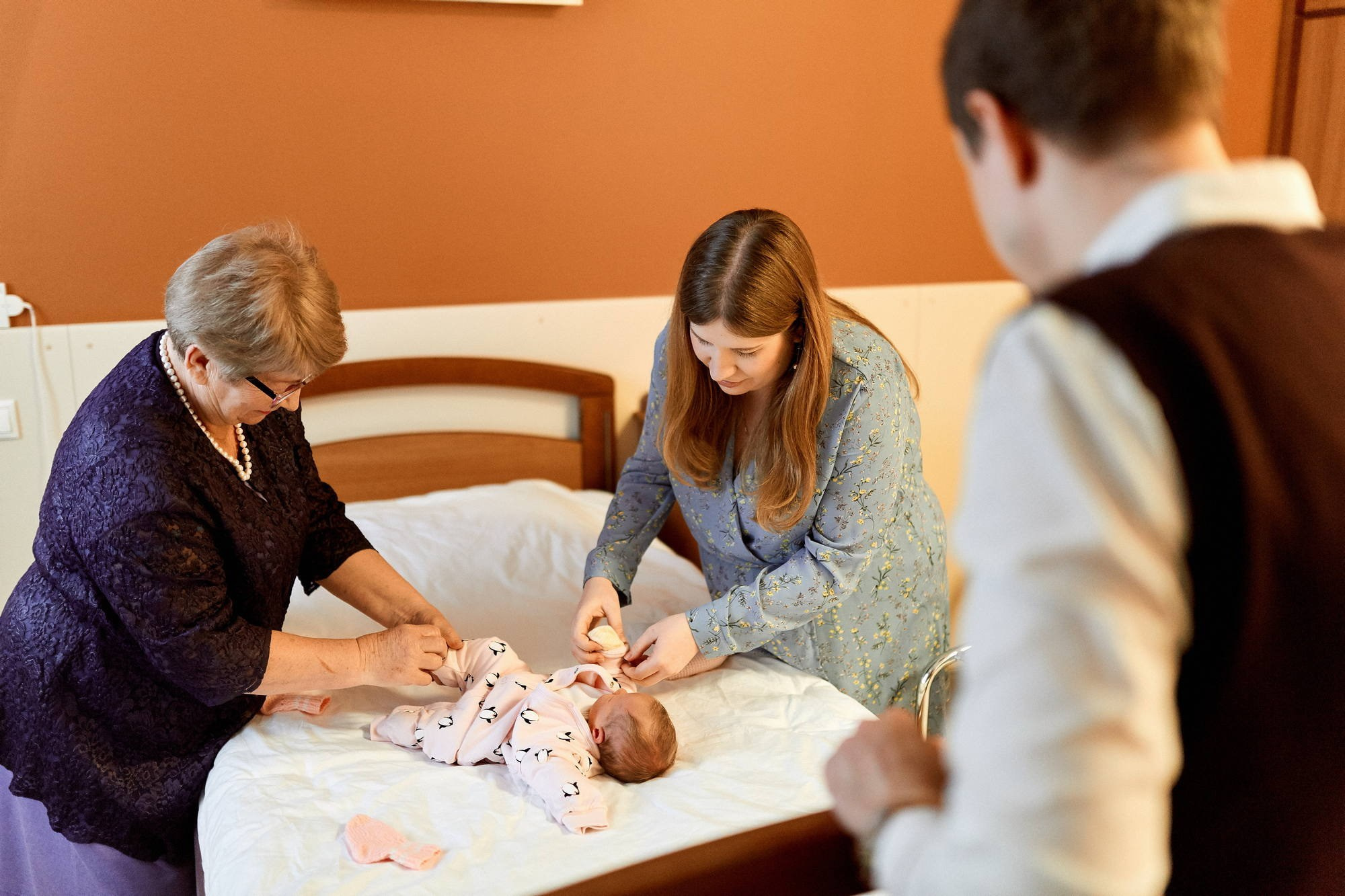 Фотограф на выписку в Москве, заказать услуги фотосъёмки — Цены и стоимость услуг профессионального фотографа для фотосессии выписки