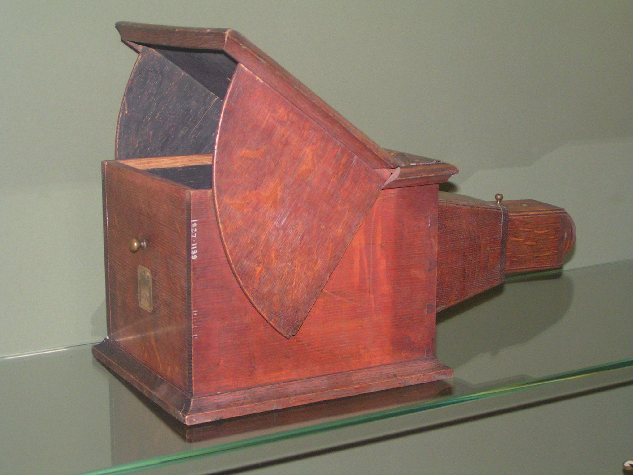 Камера-обскура: Взгляд в прошлое, формирующий наше визуальное будущее✨