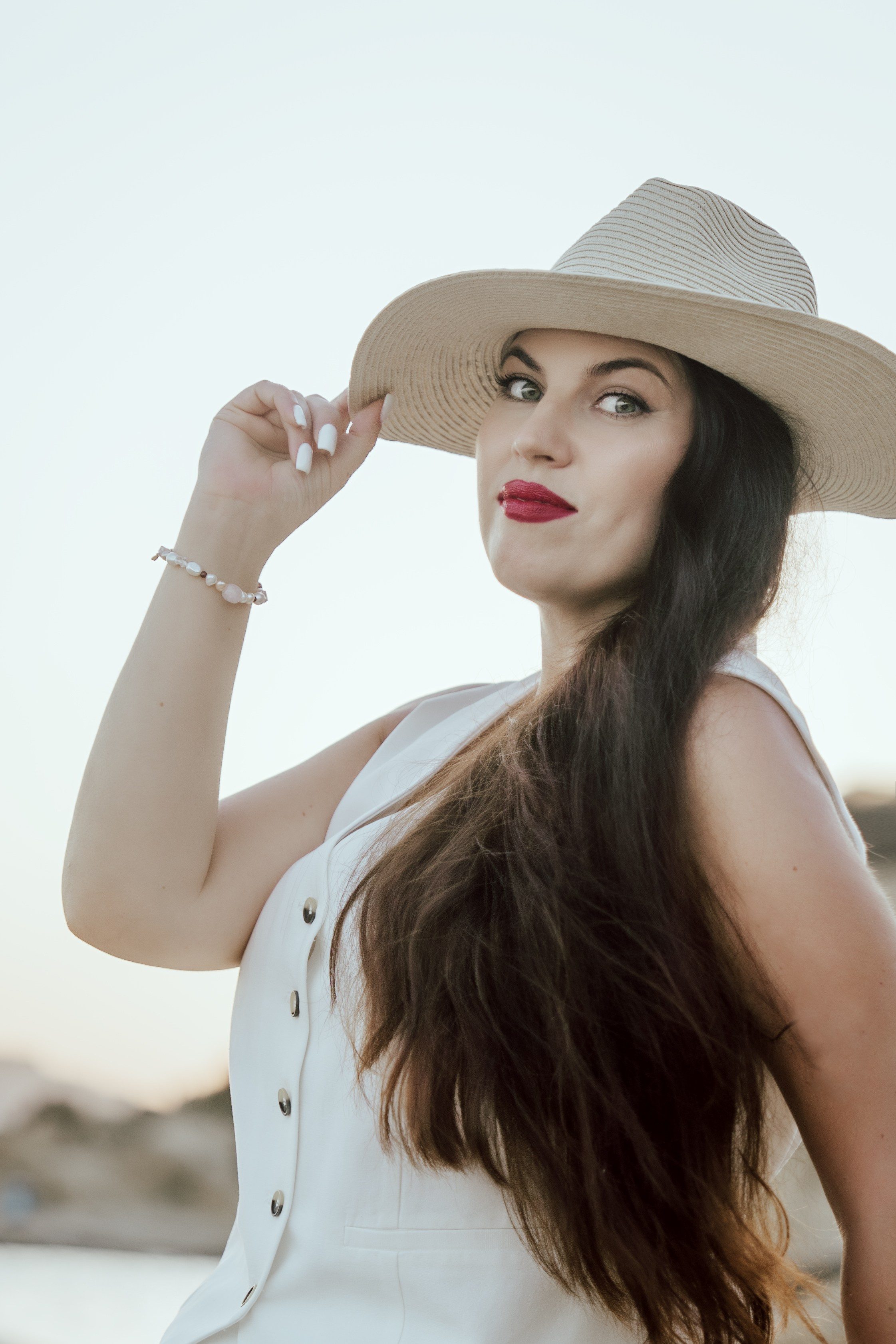 женский портрет в шляпе на побережье