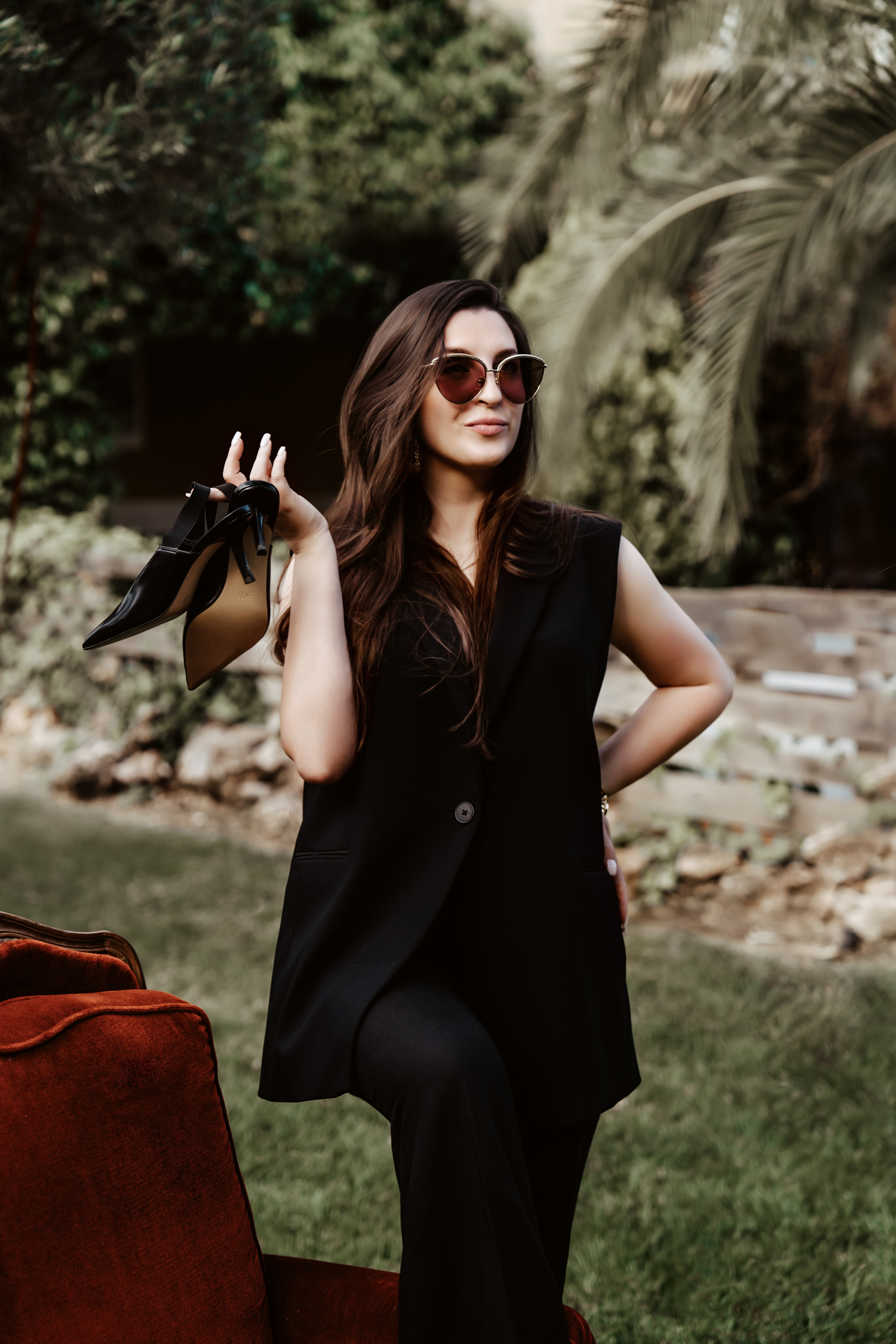 дерзкий образ для фотосессии в очках в черном