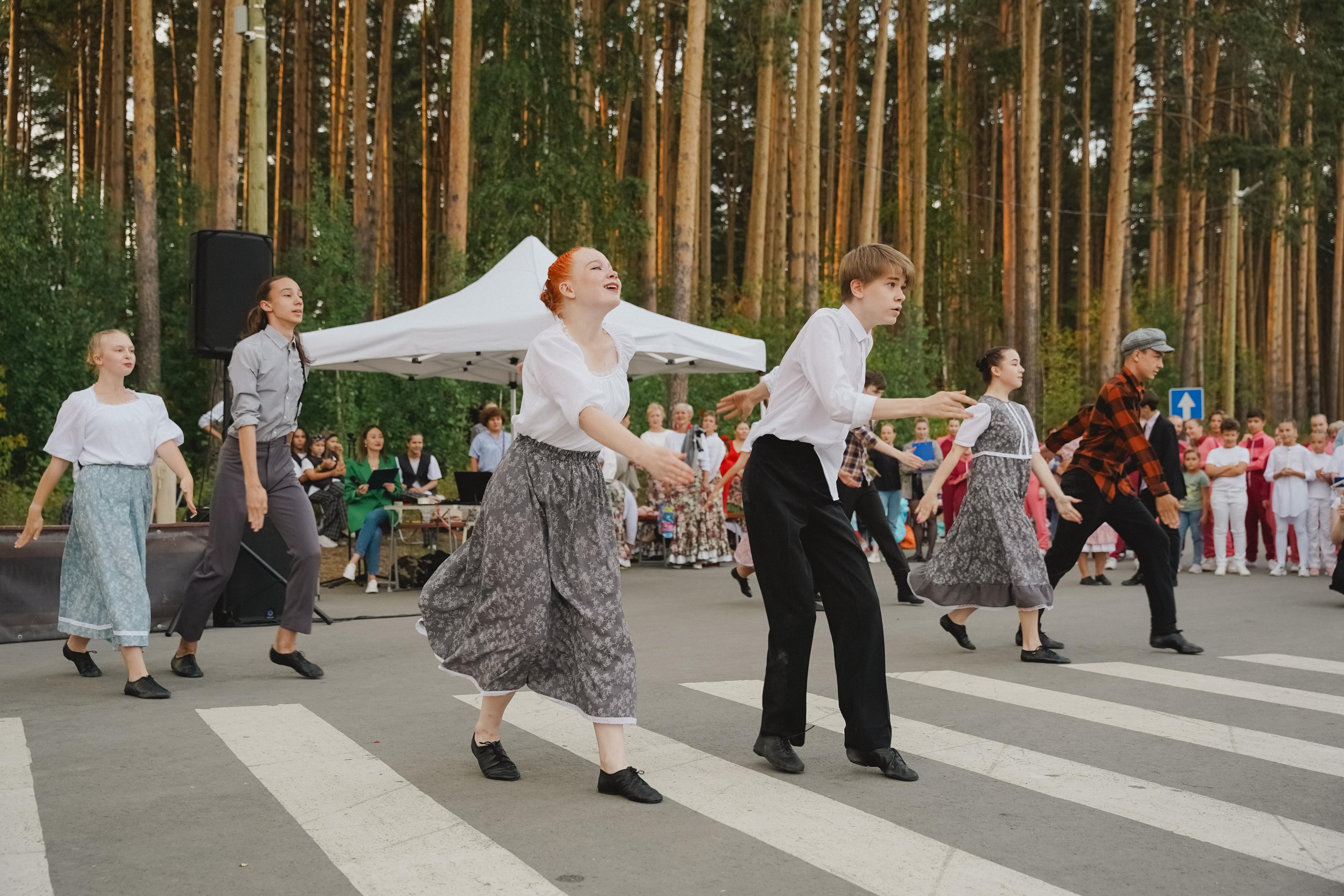 Танцы на тропе. Фотограф в детский сад в Екатеринбурге, выпускные альбомы Юлия Умерова