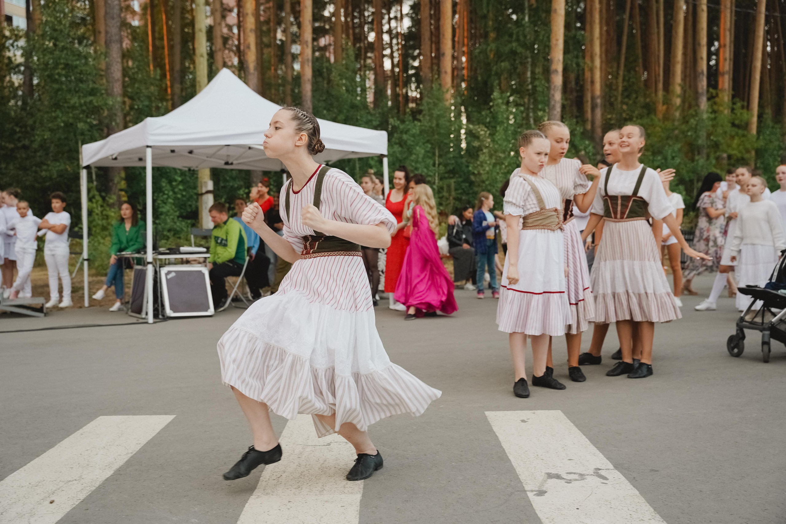 Танцы на тропе. Фотограф в детский сад в Екатеринбурге, выпускные альбомы Юлия Умерова