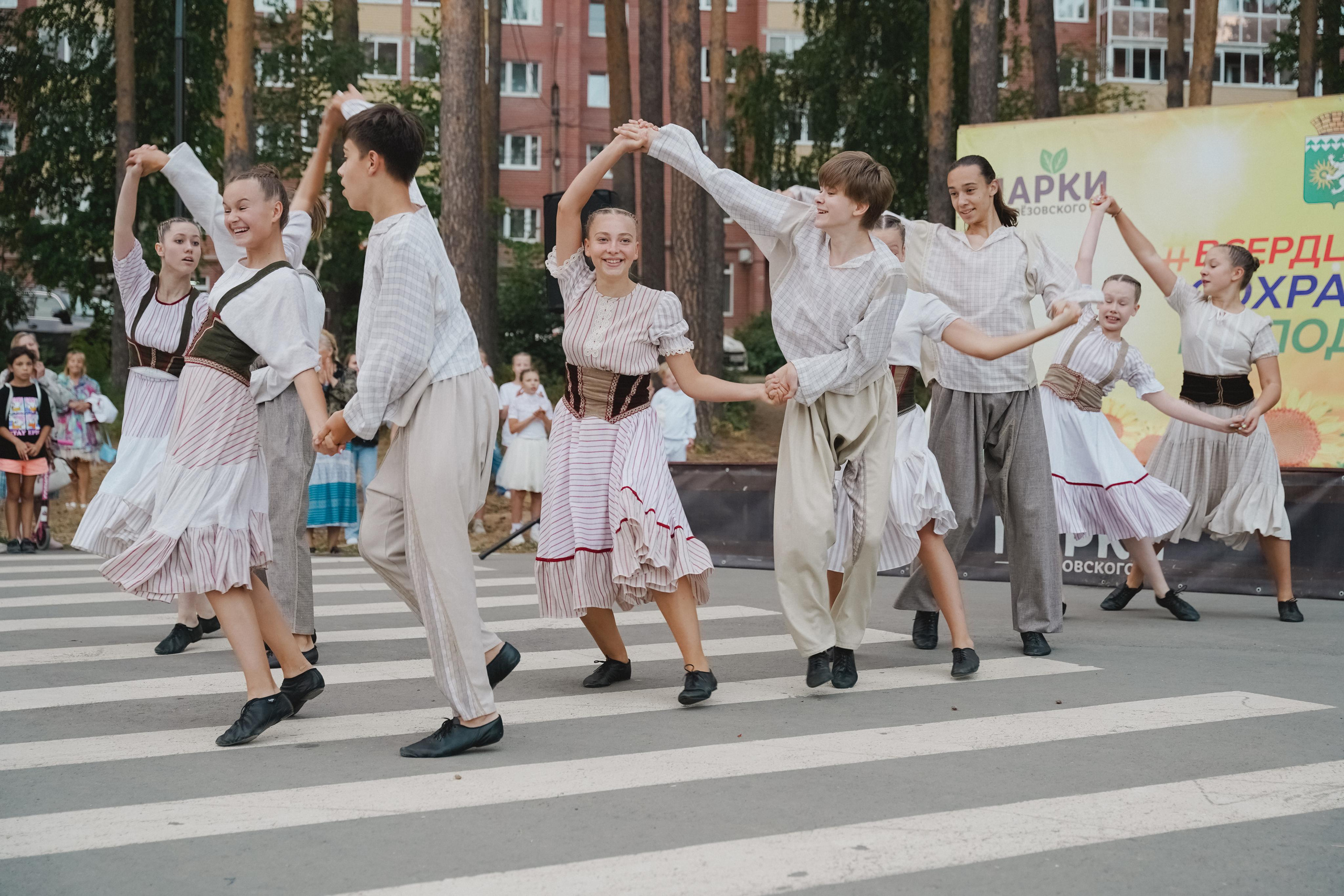 Танцы на тропе. Фотограф в детский сад в Екатеринбурге, выпускные альбомы Юлия Умерова