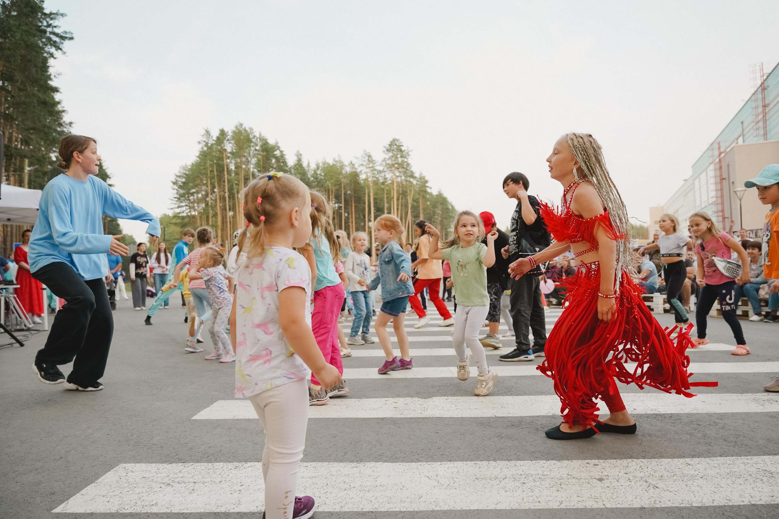 Танцы на тропе. Фотограф в детский сад в Екатеринбурге, выпускные альбомы Юлия Умерова