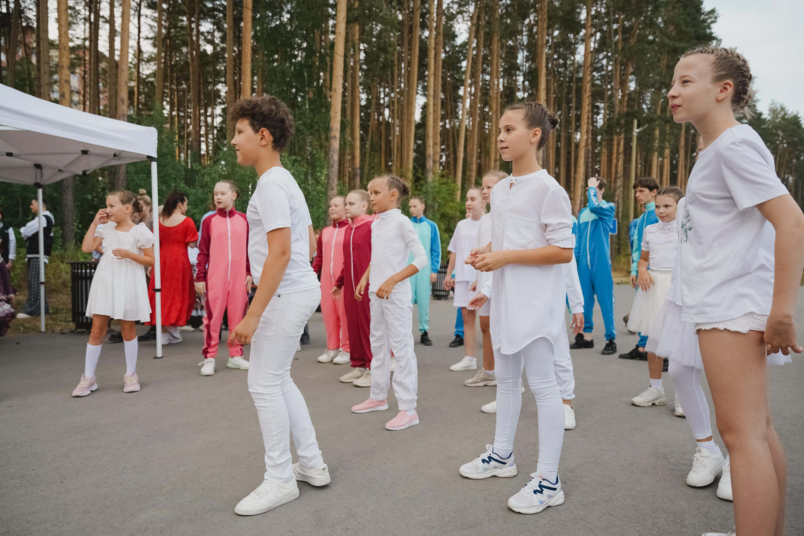 Танцы на тропе. Фотограф в детский сад в Екатеринбурге, выпускные альбомы Юлия Умерова