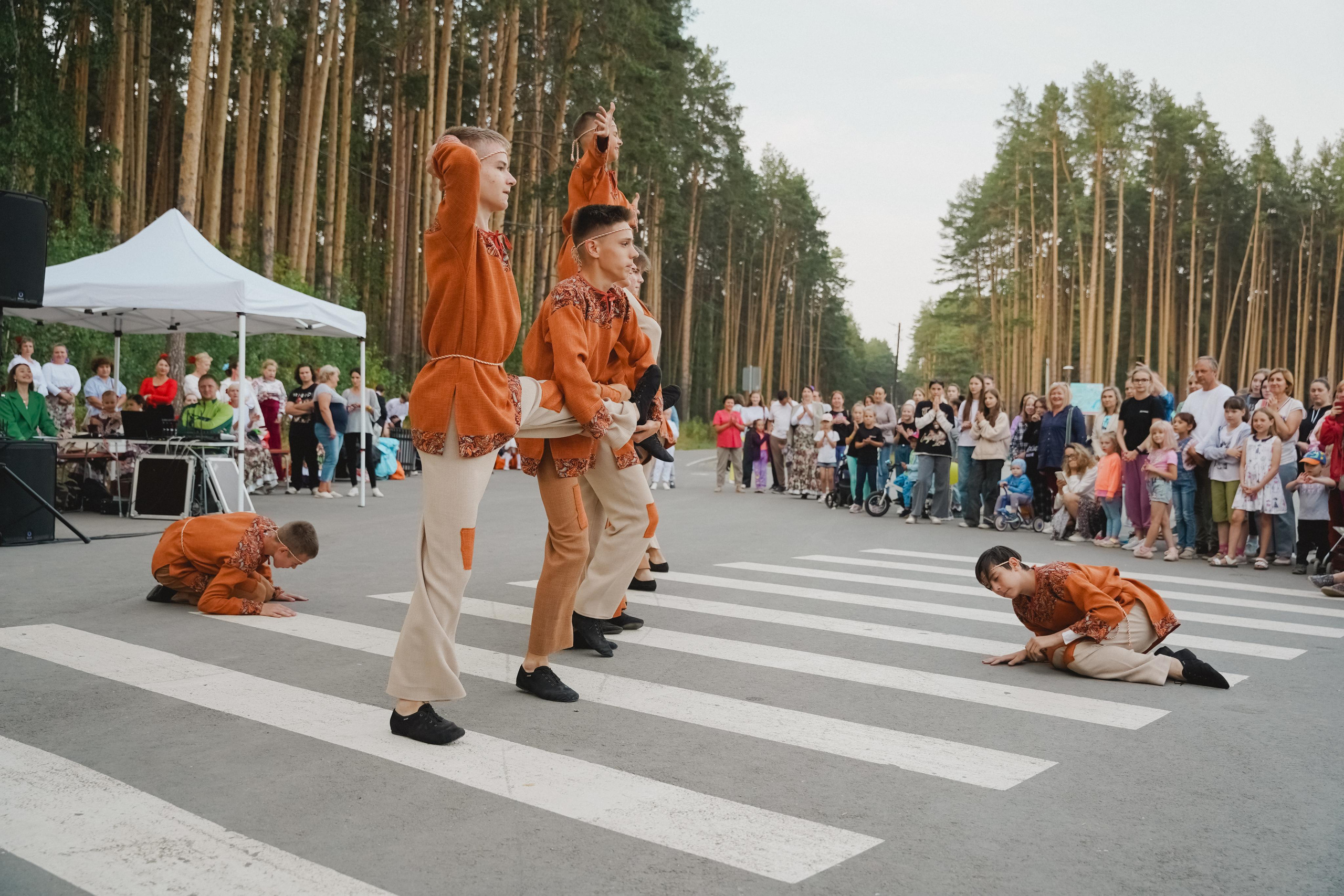 Танцы на тропе. Фотограф в детский сад в Екатеринбурге, выпускные альбомы Юлия Умерова