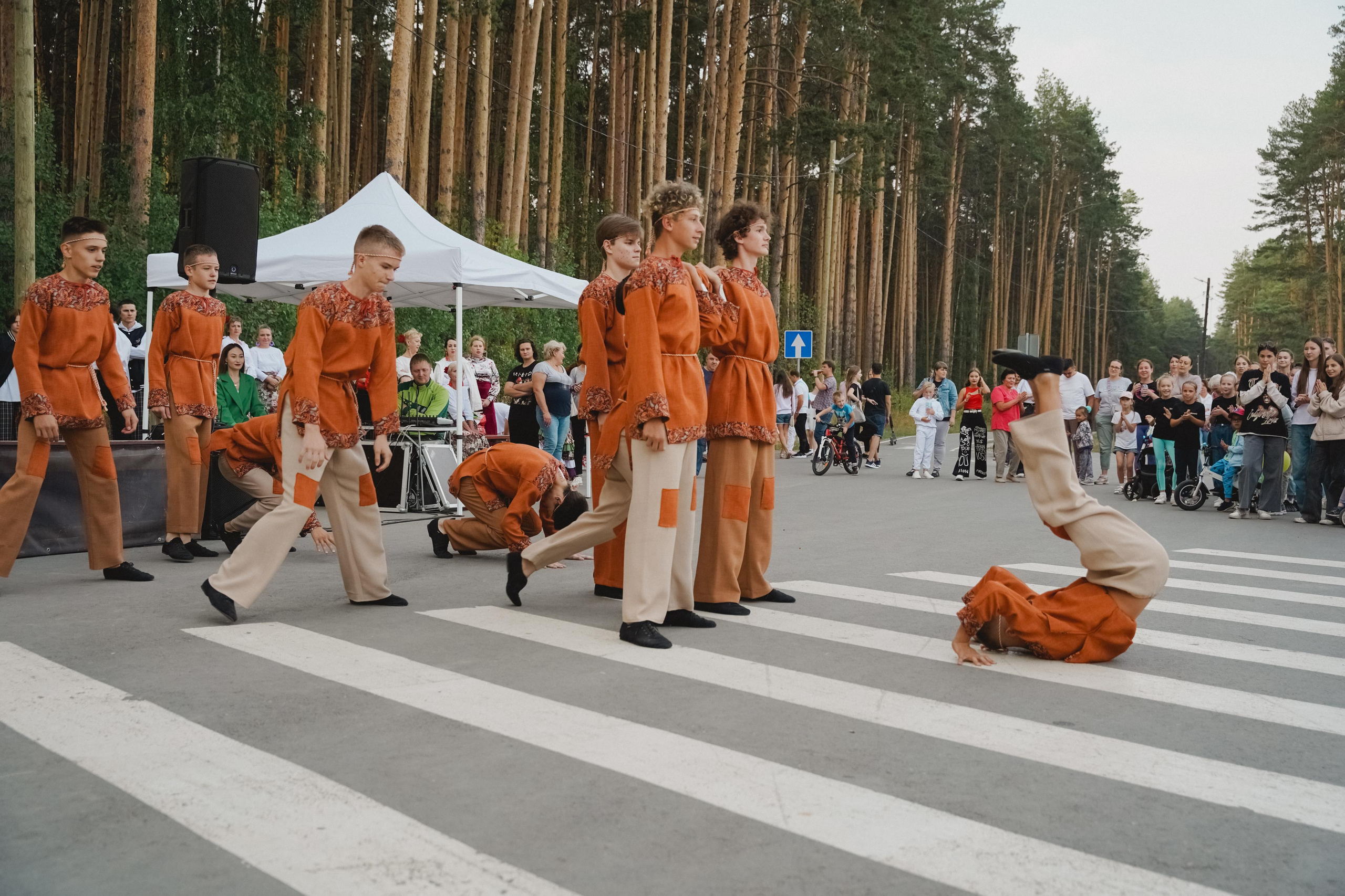 Танцы на тропе. Фотограф в детский сад в Екатеринбурге, выпускные альбомы Юлия Умерова