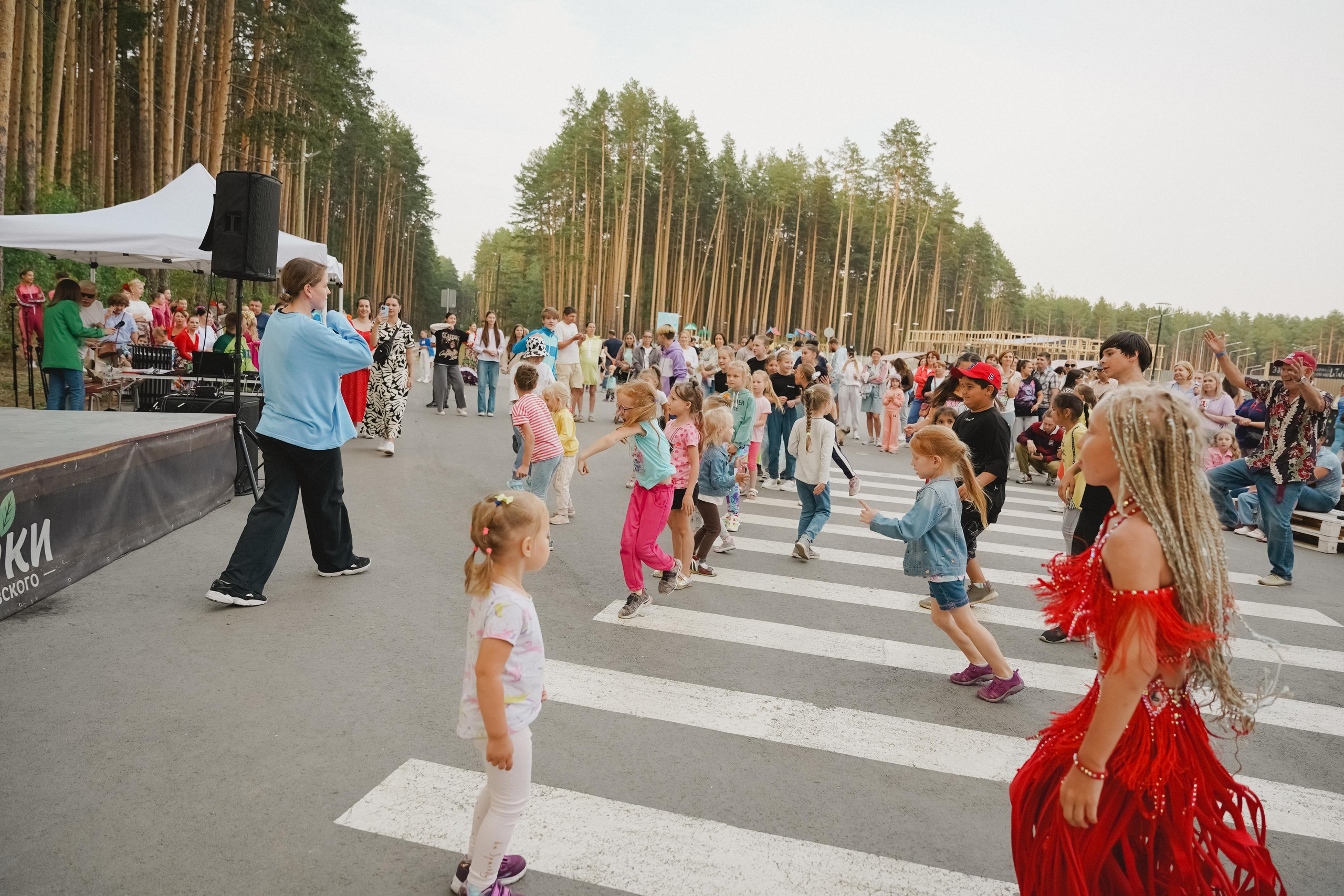 Танцы на тропе. Фотограф в детский сад в Екатеринбурге, выпускные альбомы Юлия Умерова