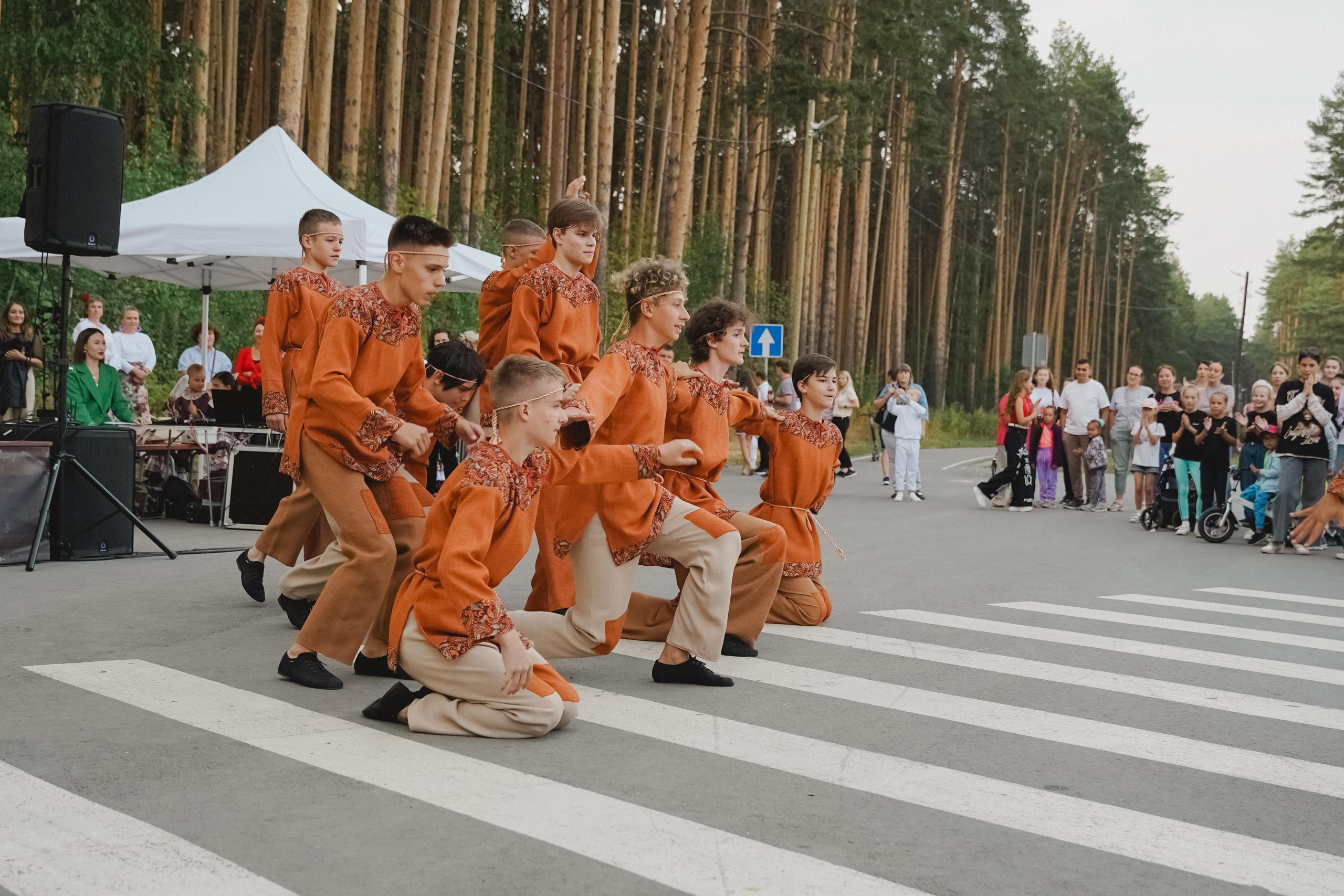 Танцы на тропе. Фотограф в детский сад в Екатеринбурге, выпускные альбомы Юлия Умерова