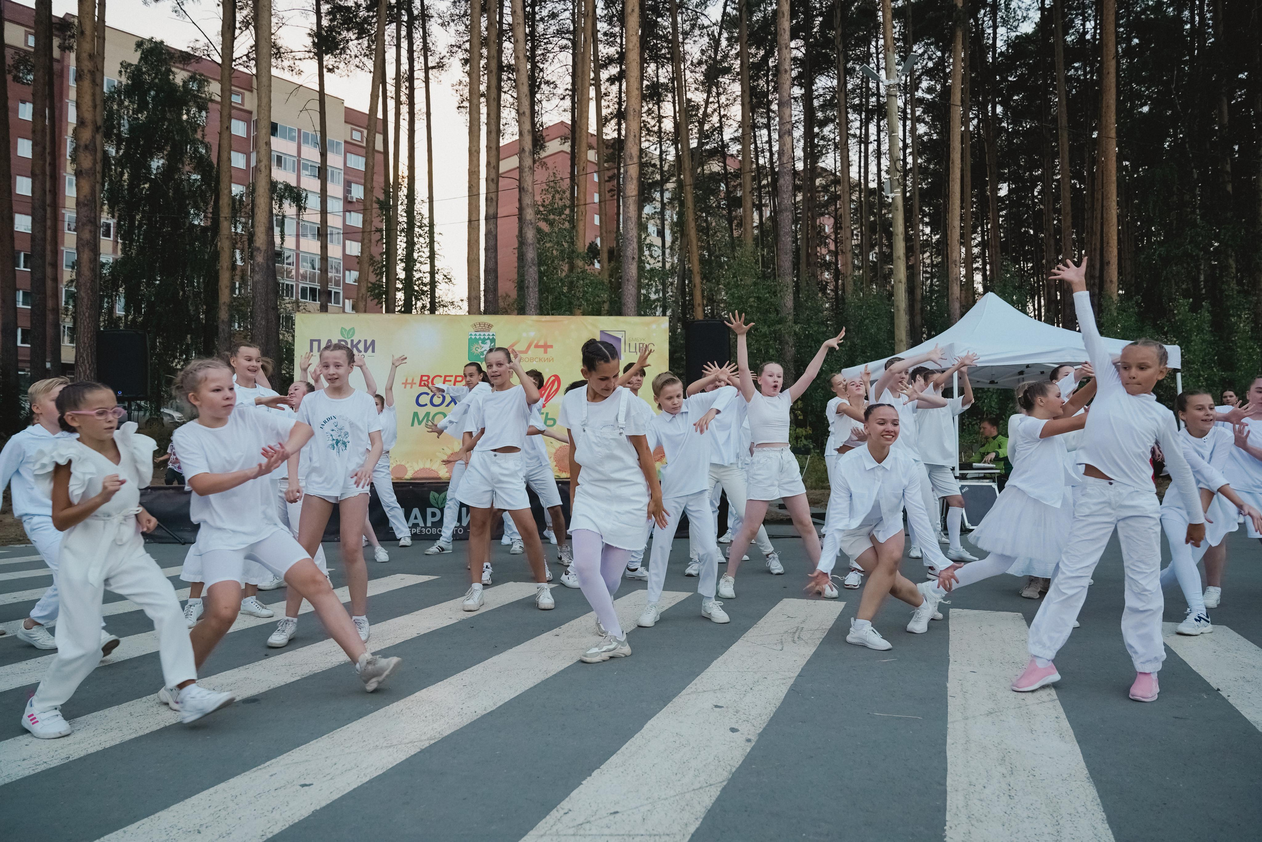 Танцы на тропе. Фотограф в детский сад в Екатеринбурге, выпускные альбомы Юлия Умерова