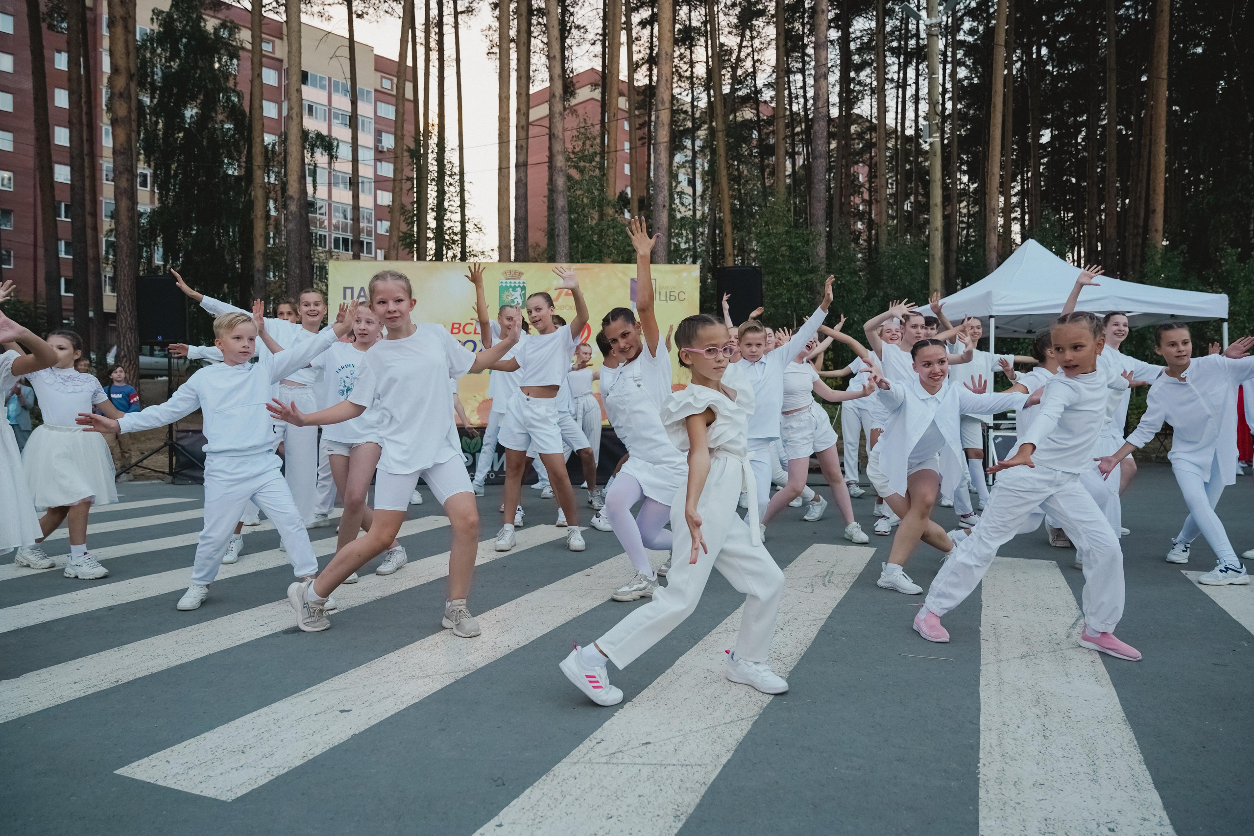 Танцы на тропе. Фотограф в детский сад в Екатеринбурге, выпускные альбомы Юлия Умерова