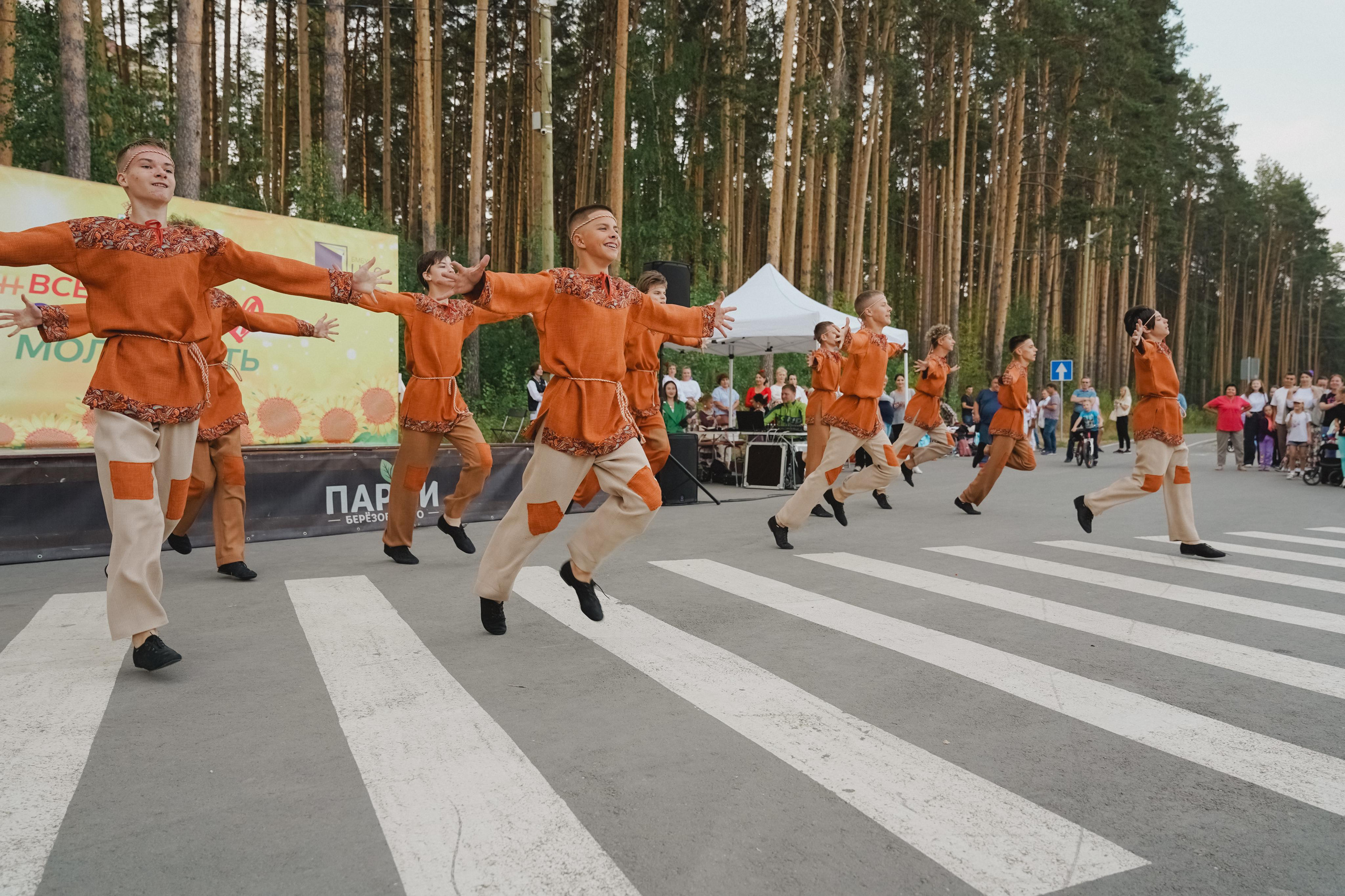 Танцы на тропе. Фотограф в детский сад в Екатеринбурге, выпускные альбомы Юлия Умерова