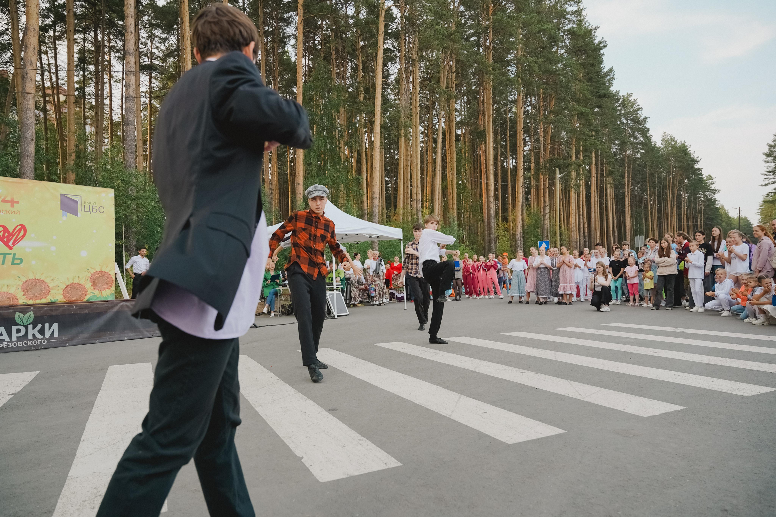 Танцы на тропе. Фотограф в детский сад в Екатеринбурге, выпускные альбомы Юлия Умерова