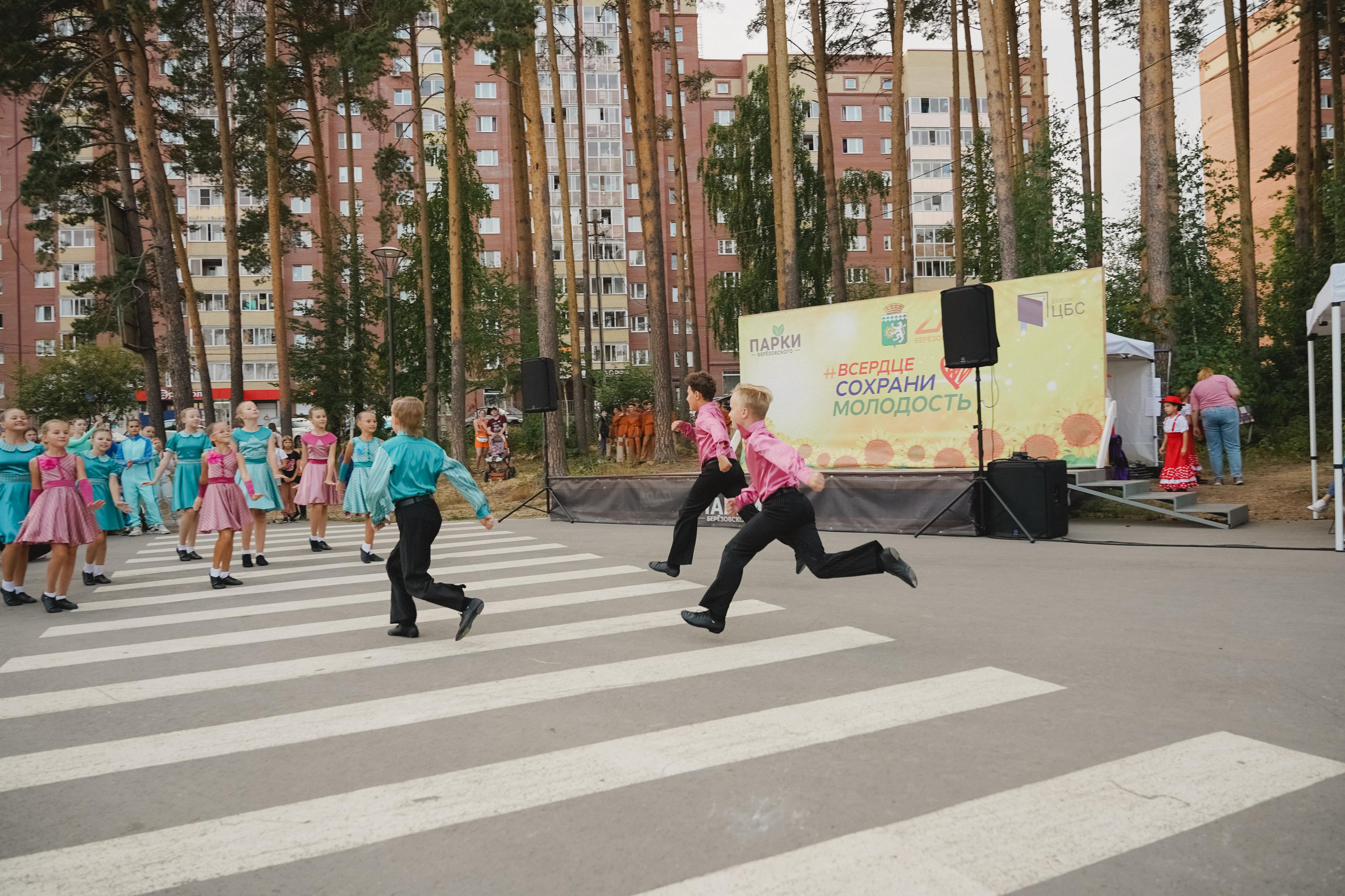 Танцы на тропе. Фотограф в детский сад в Екатеринбурге, выпускные альбомы Юлия Умерова