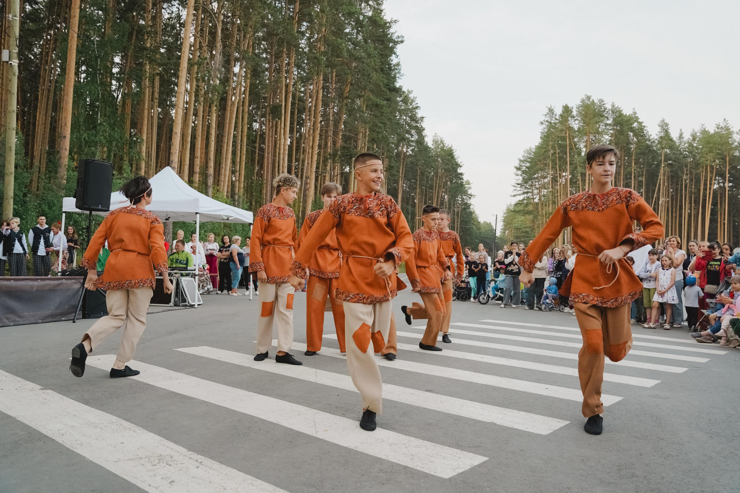 Танцы на тропе. Фотограф в детский сад в Екатеринбурге, выпускные альбомы Юлия Умерова