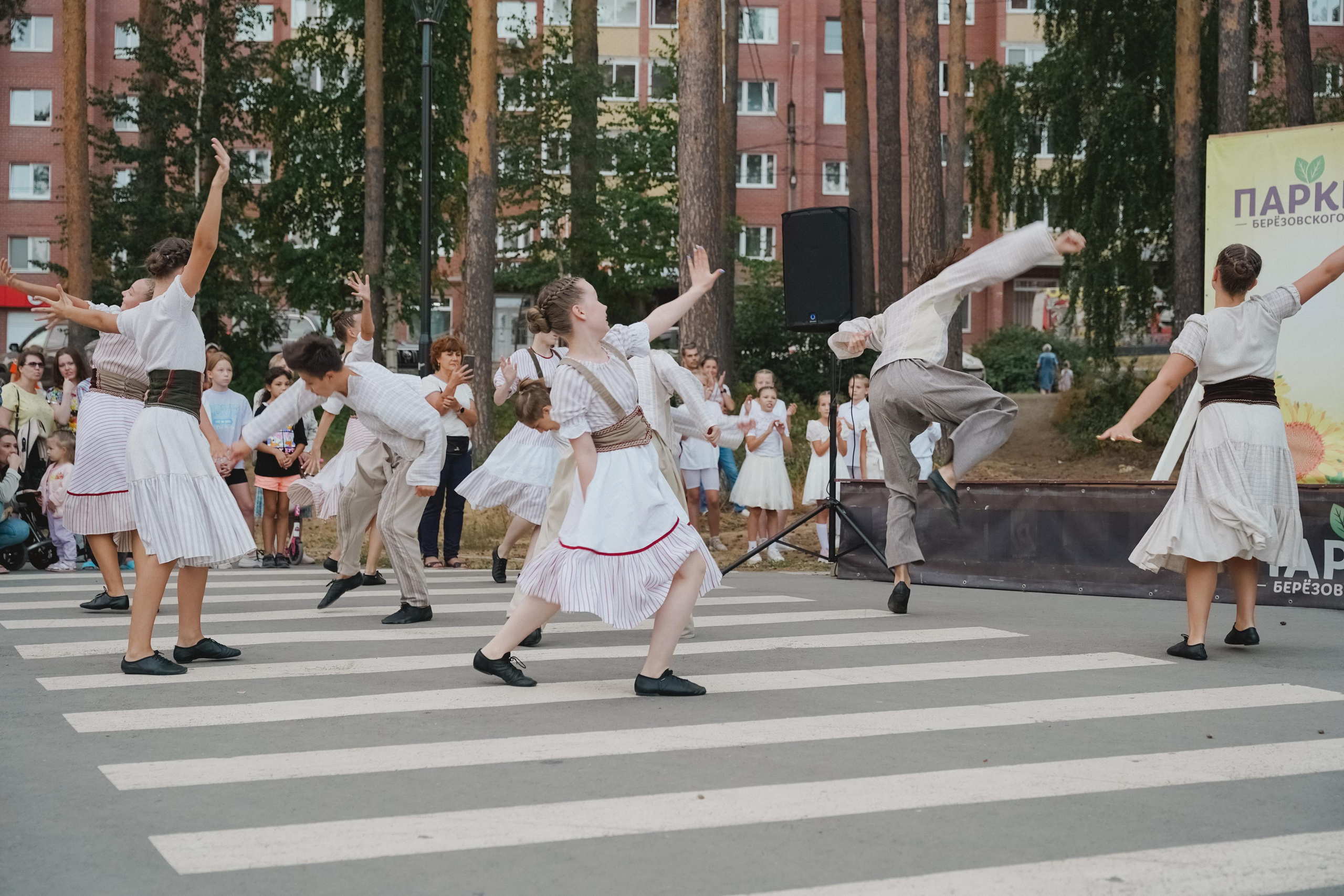 Танцы на тропе. Фотограф в детский сад в Екатеринбурге, выпускные альбомы Юлия Умерова